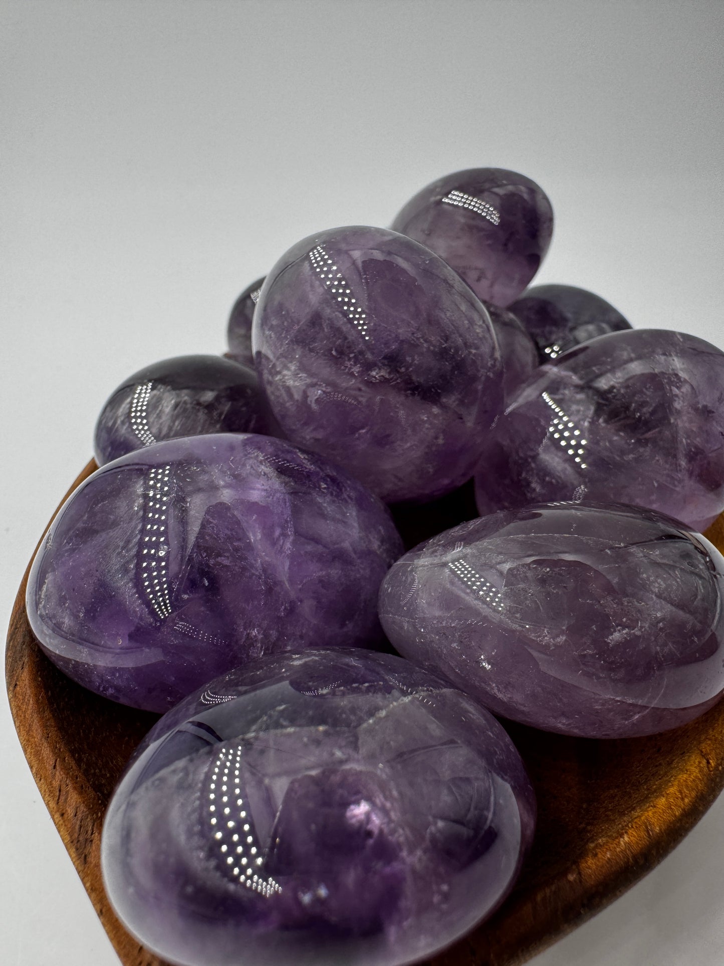 Polierter Amethyst-Trommelstein in violett-lila Tönen – natürliche Quarzvarietät, intuitiv ausgewählt, für Mineraliensammler und Naturliebhaber.
