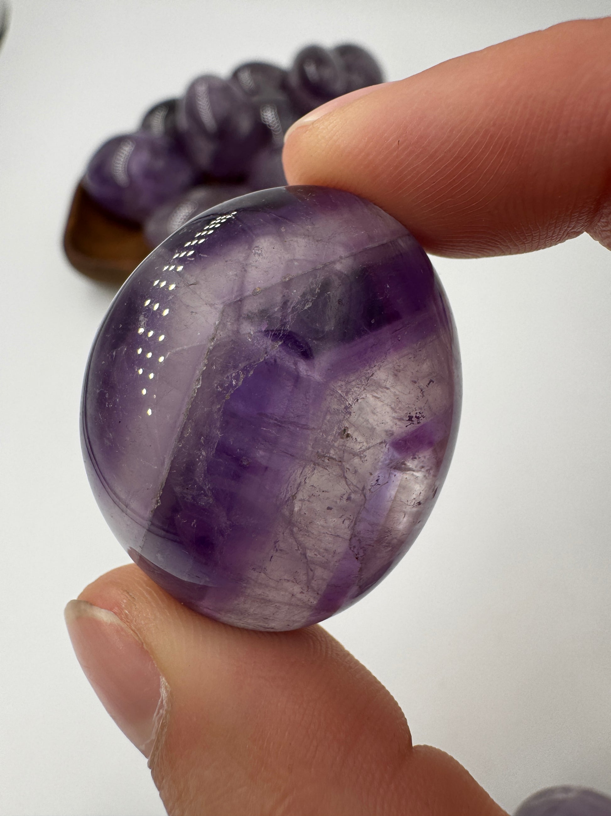 Polierter Amethyst-Trommelstein in violett-lila Tönen – natürliche Quarzvarietät, intuitiv ausgewählt, für Mineraliensammler und Naturliebhaber.