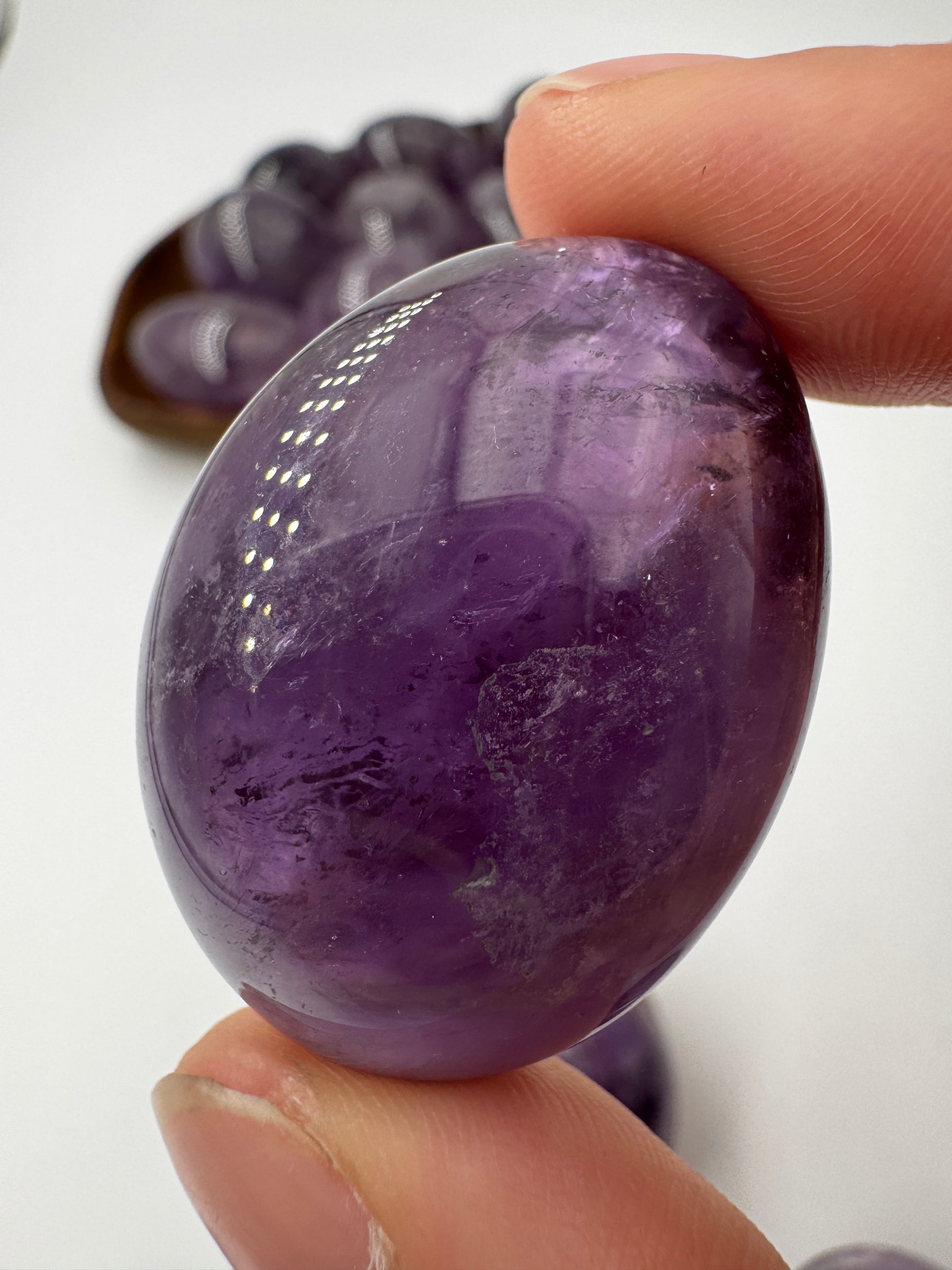 Polierter Amethyst-Trommelstein in violett-lila Tönen – natürliche Quarzvarietät, intuitiv ausgewählt, für Mineraliensammler und Naturliebhaber.