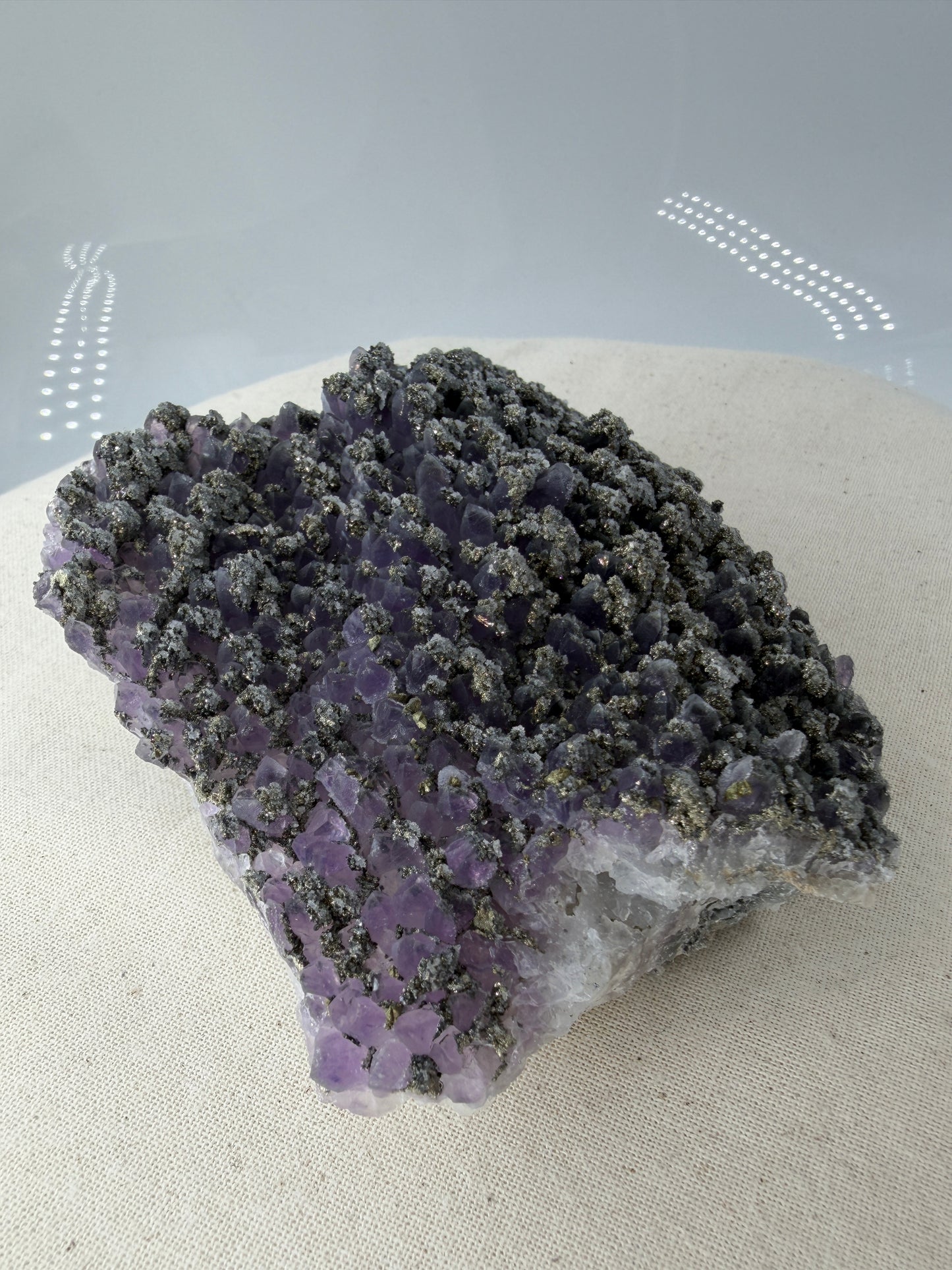 Amethyst mit Pyrit, tief-violette Kristallspitzen mit metallisch schimmerndem Pyrit und Quarz, aus der Davidkovo Mine in Bulgarien.