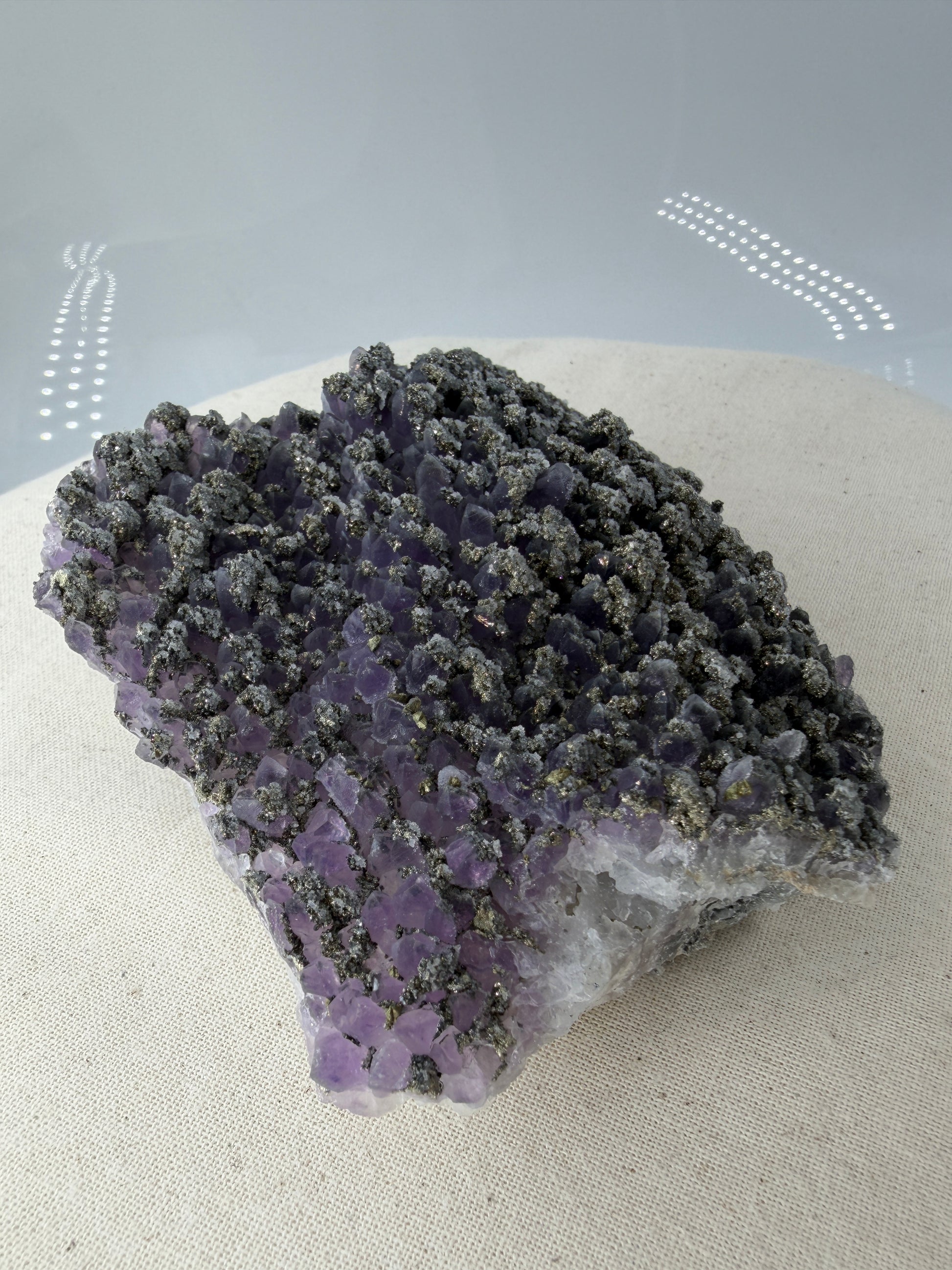 Amethyst mit Pyrit, tief-violette Kristallspitzen mit metallisch schimmerndem Pyrit und Quarz, aus der Davidkovo Mine in Bulgarien.