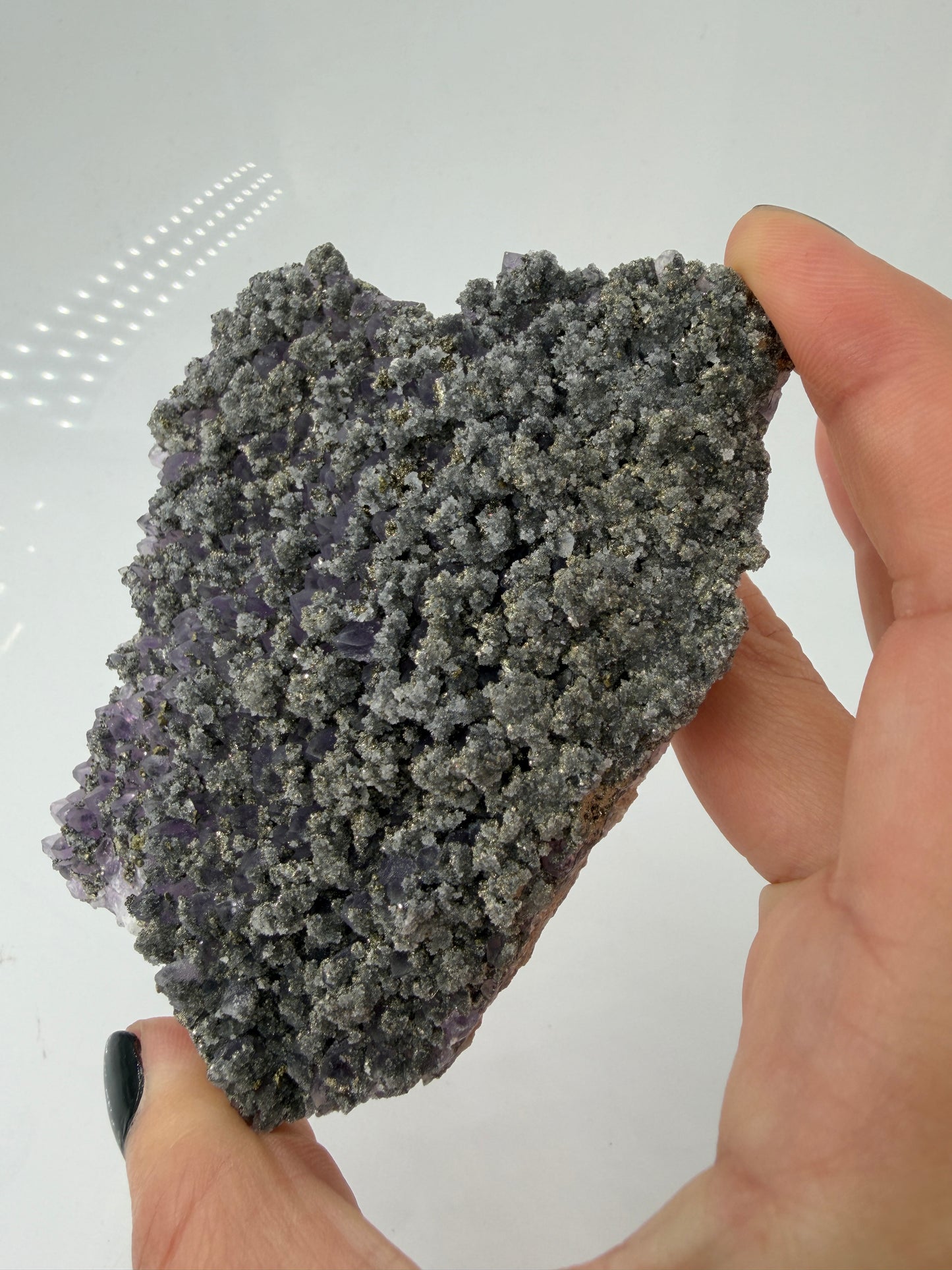 Amethyst mit Pyrit, tief-violette Kristallspitzen mit metallisch schimmerndem Pyrit und Quarz, aus der Davidkovo Mine in Bulgarien.