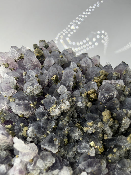 Amethyst-Druse mit aufgewachsenem Pyrit und Quarz, trimineralische Paragenese aus der Davidkovo Mine in Bulgarien.