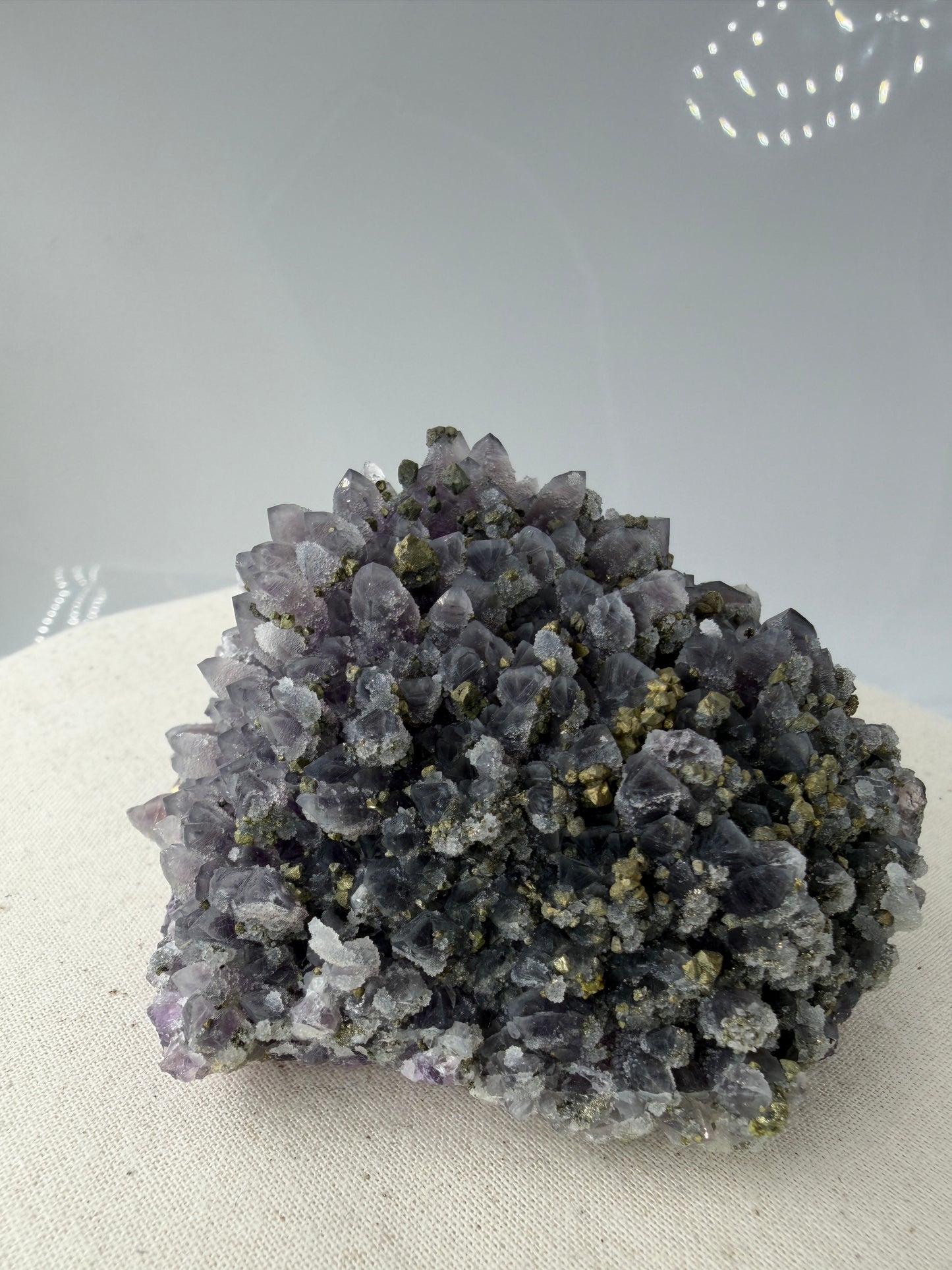 Amethyst-Druse mit aufgewachsenem Pyrit und Quarz, trimineralische Paragenese aus der Davidkovo Mine in Bulgarien.