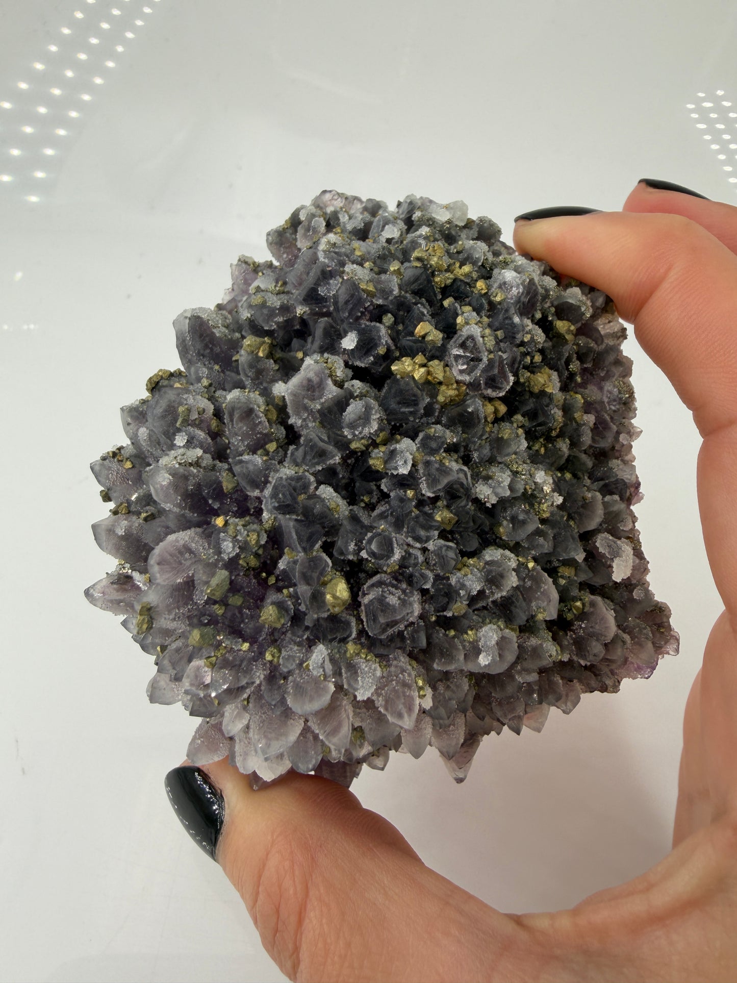 Amethyst-Druse mit aufgewachsenem Pyrit und Quarz, trimineralische Paragenese aus der Davidkovo Mine in Bulgarien.
