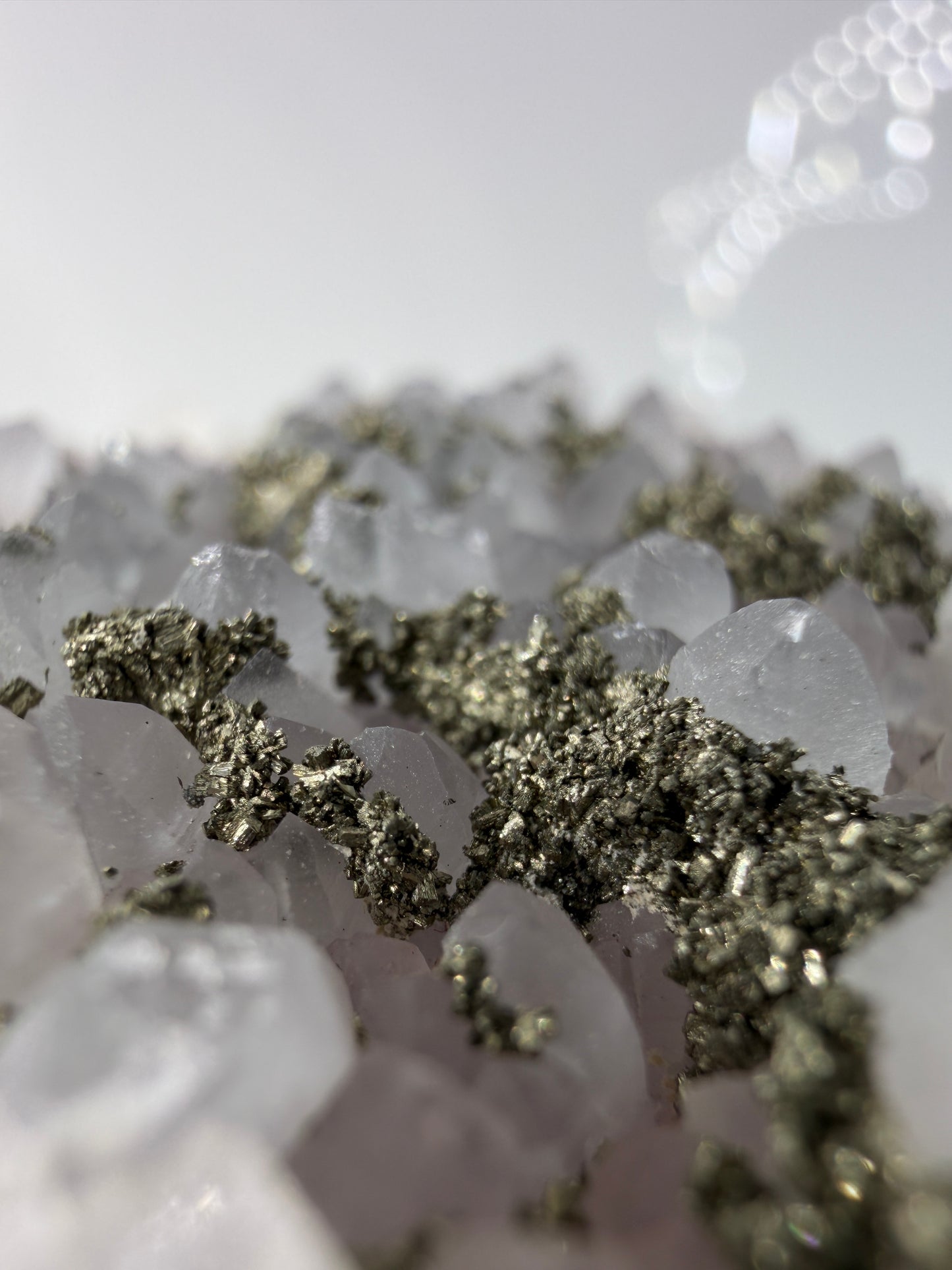 Blasser Amethyst in Weiß bis Hellviolett mit aufgewachsenem Pyrit und Quarz, Davidkovo Mine Bulgarien.
