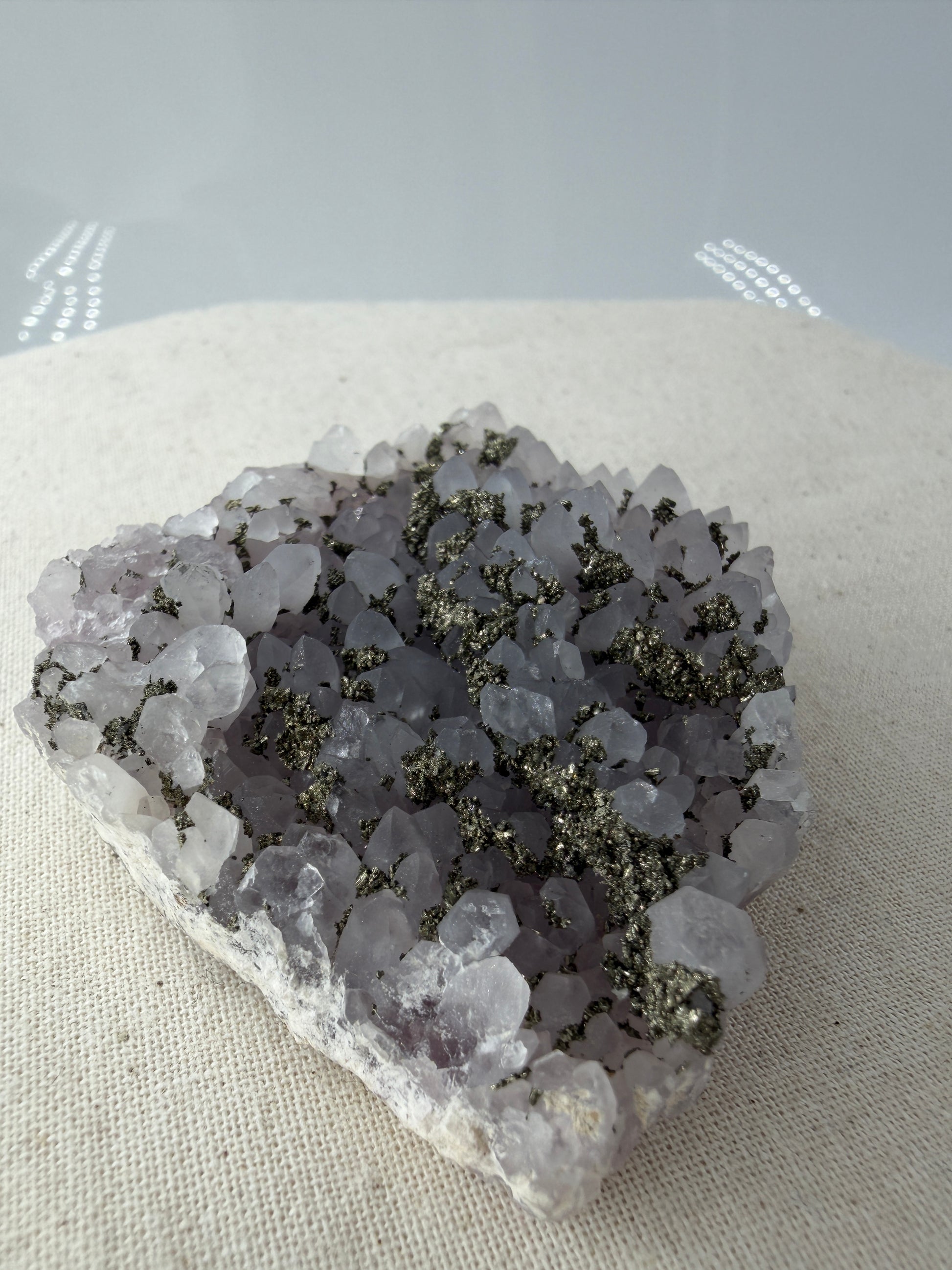 Blasser Amethyst in Weiß bis Hellviolett mit aufgewachsenem Pyrit und Quarz, Davidkovo Mine Bulgarien.