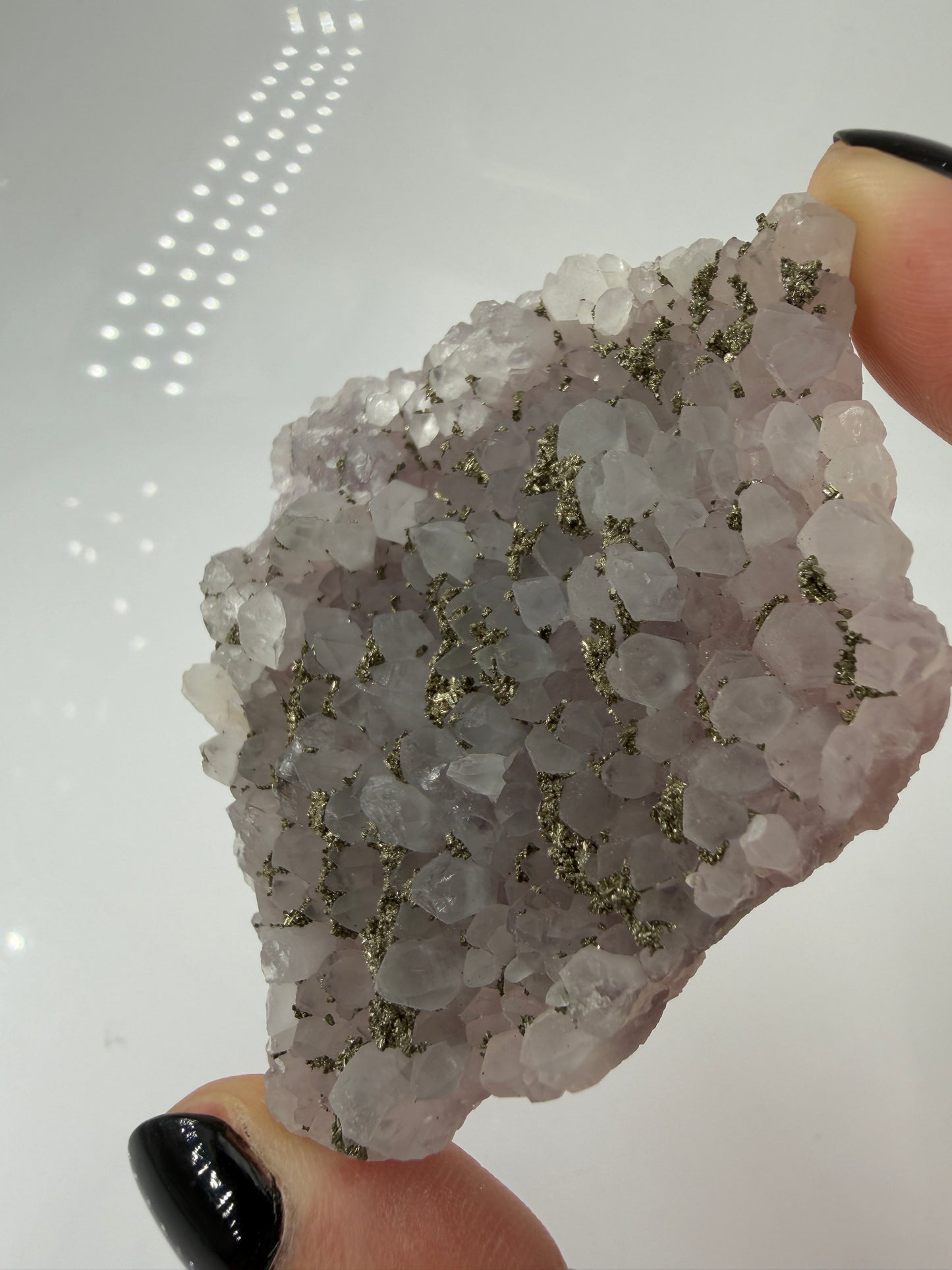 Blasser Amethyst in Weiß bis Hellviolett mit aufgewachsenem Pyrit und Quarz, Davidkovo Mine Bulgarien.
