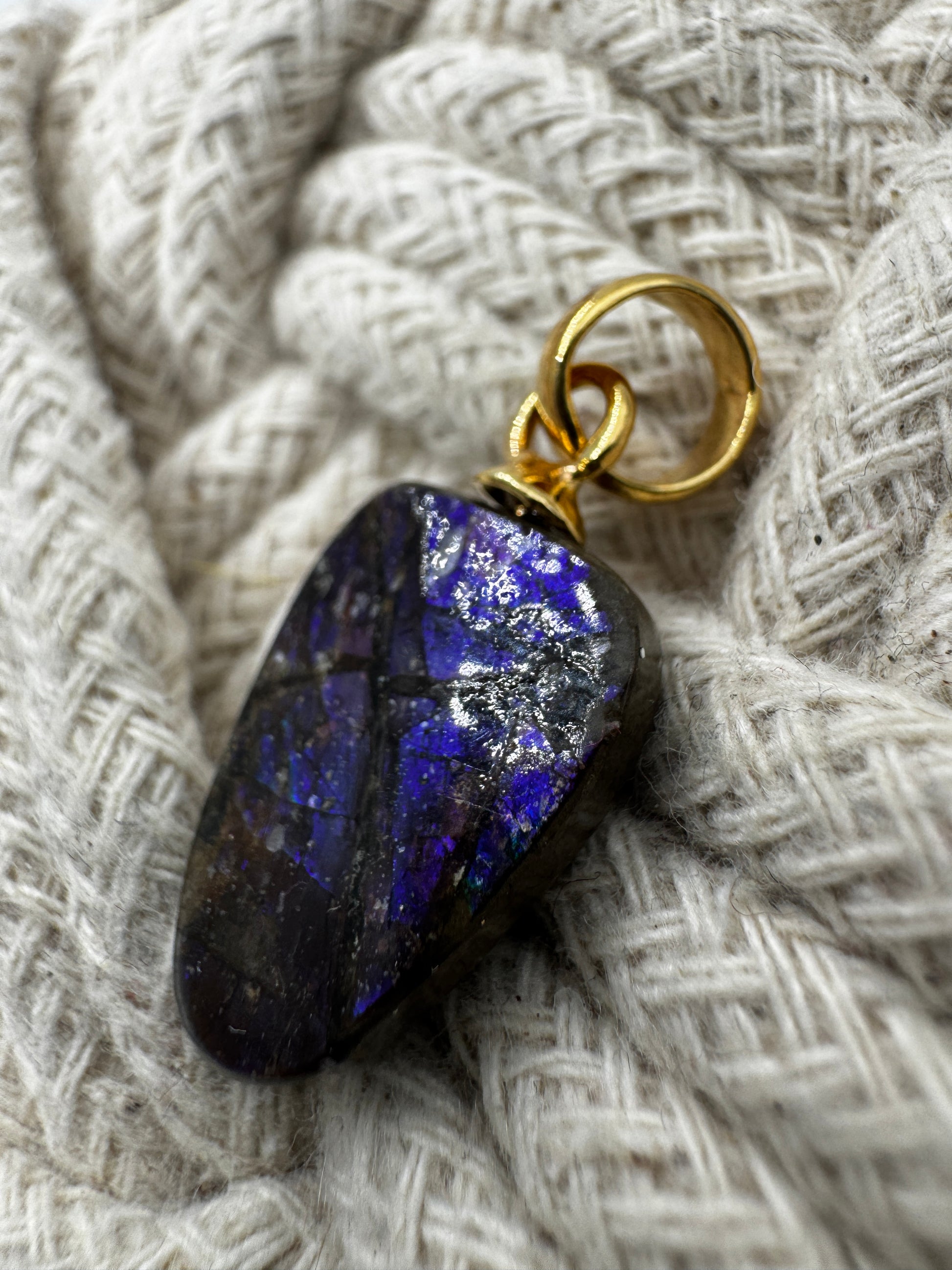 Ammolith Anhänger AE48 – gestifteter vergoldeter Anhänger mit irisierendem Ammolith.