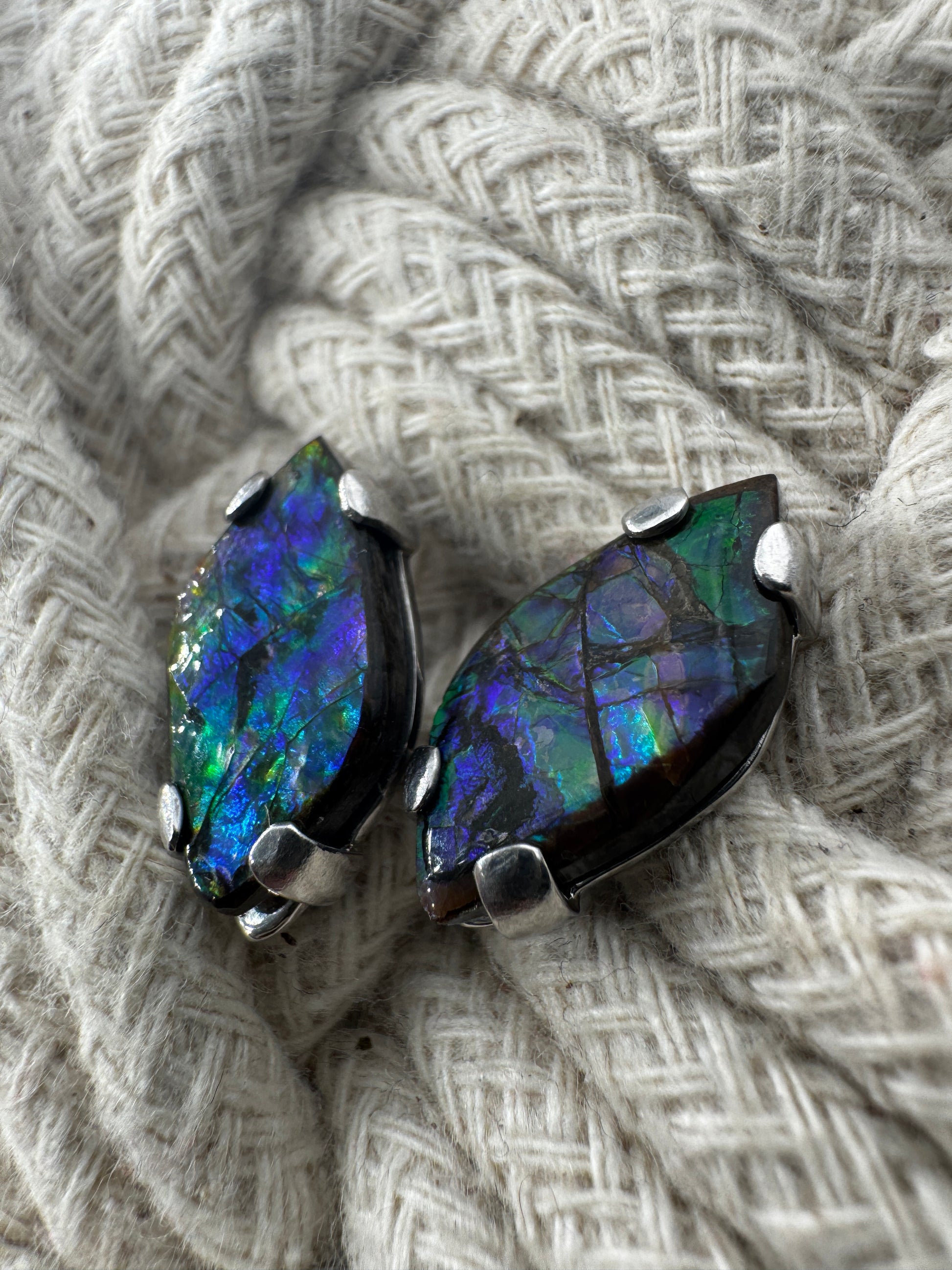 Ohrstecker aus Ammolith in Silberfassung, 1,8 × 1 cm, mit irisierendem Farbenspiel in  Grün und Blau.