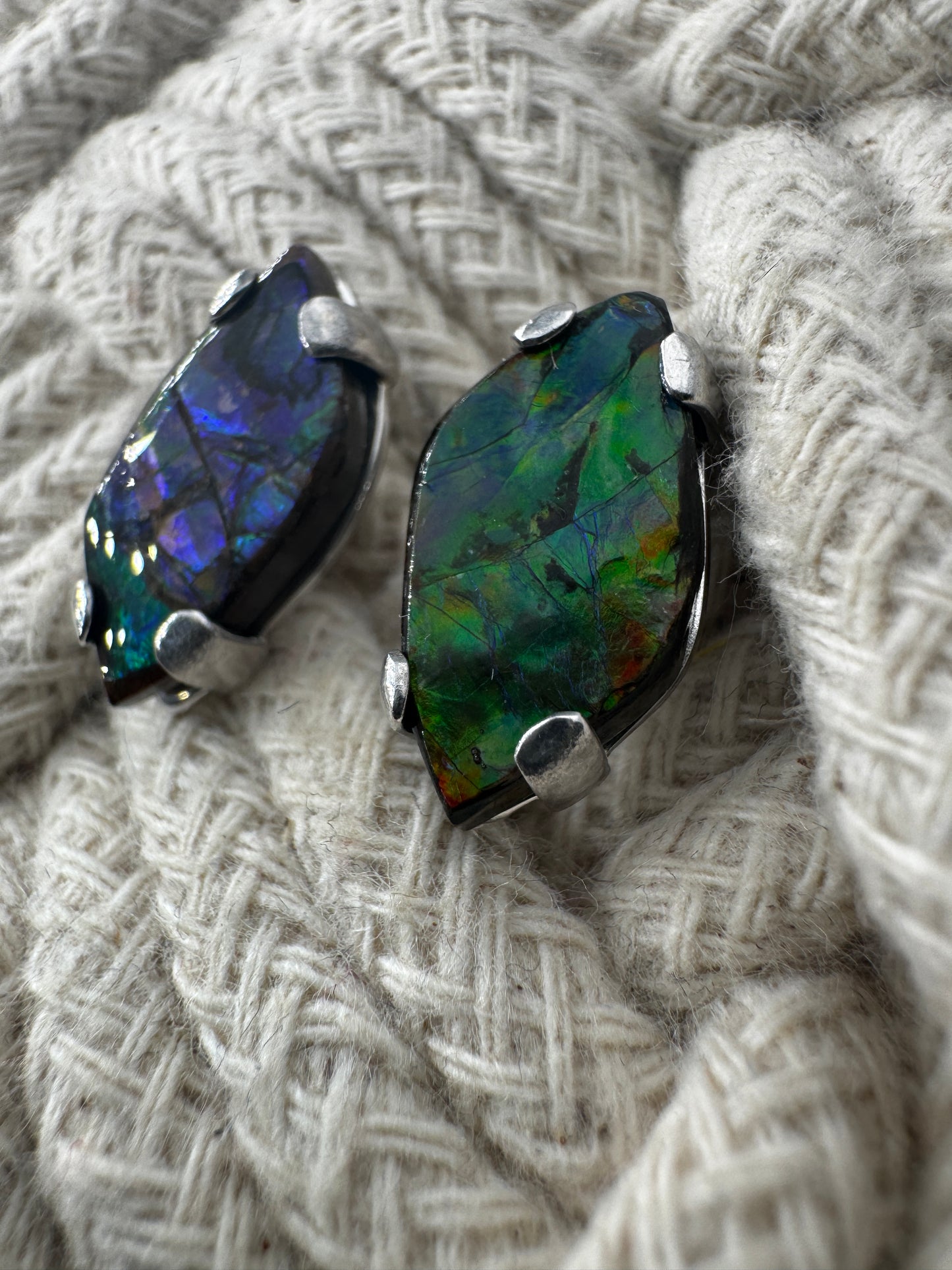 Ohrstecker aus Ammolith in Silberfassung, 1,8 × 1 cm, mit irisierendem Farbenspiel in  Grün und Blau.