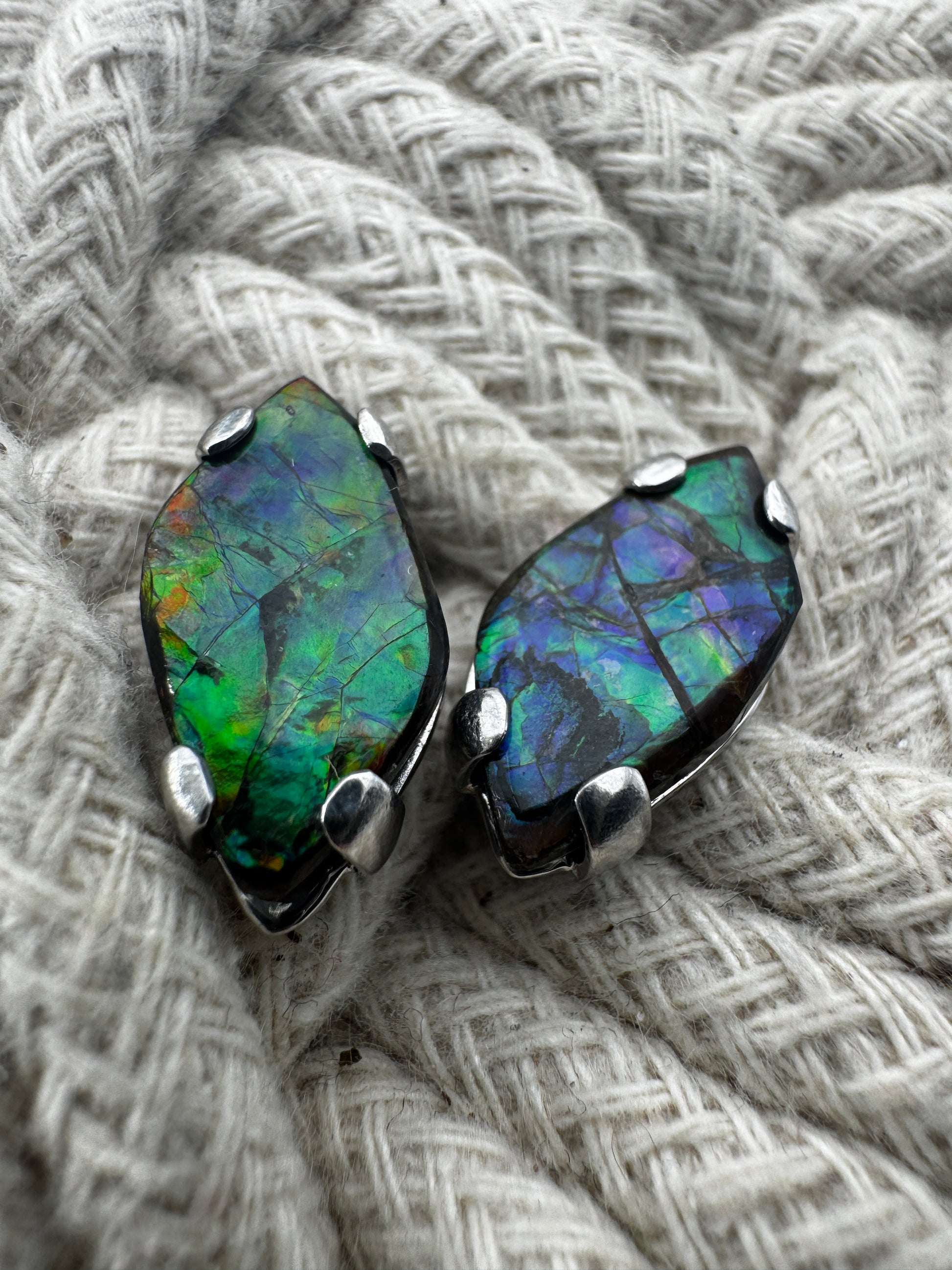 Ohrstecker aus Ammolith in Silberfassung, 1,8 × 1 cm, mit irisierendem Farbenspiel in  Grün und Blau.