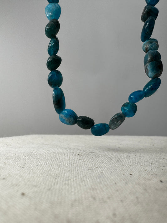 Apatit-Kette mit blaugrünem Stein und glasartigem Glanz.
