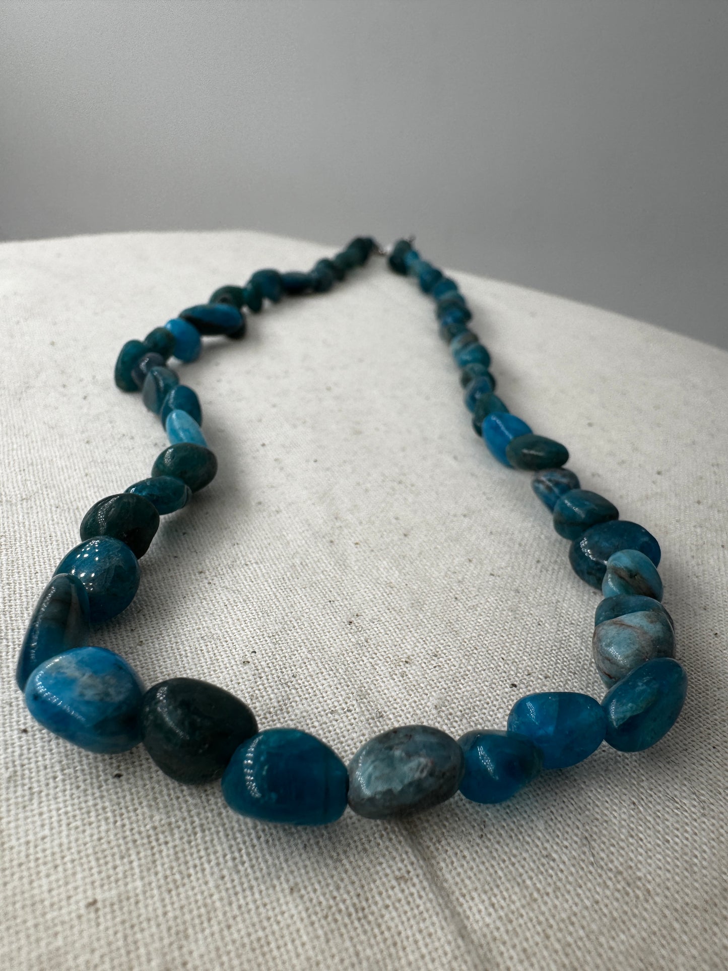Apatit-Kette mit blaugrünem Stein und glasartigem Glanz.