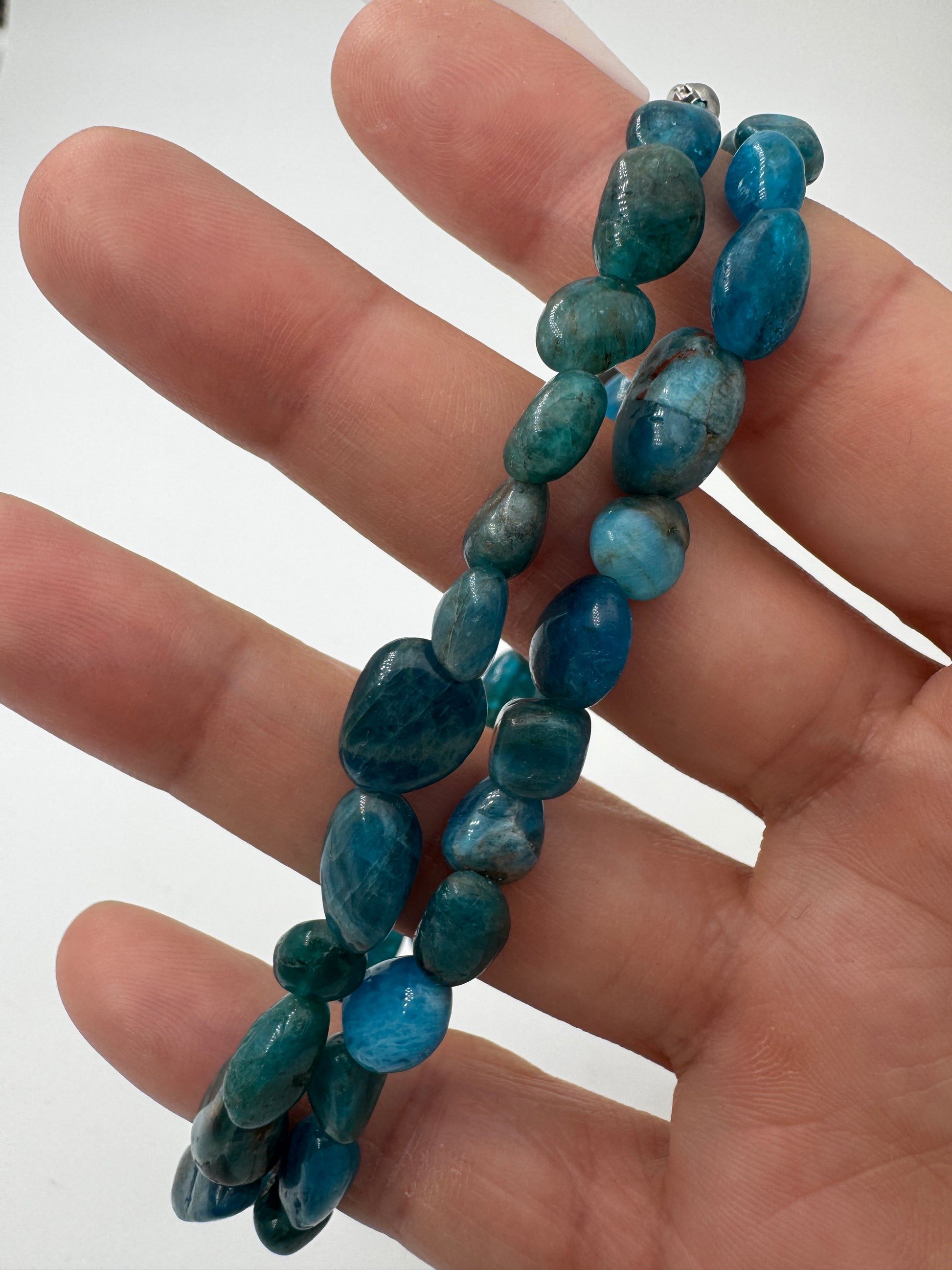 Apatit-Kette mit blaugrünem Stein und glasartigem Glanz.