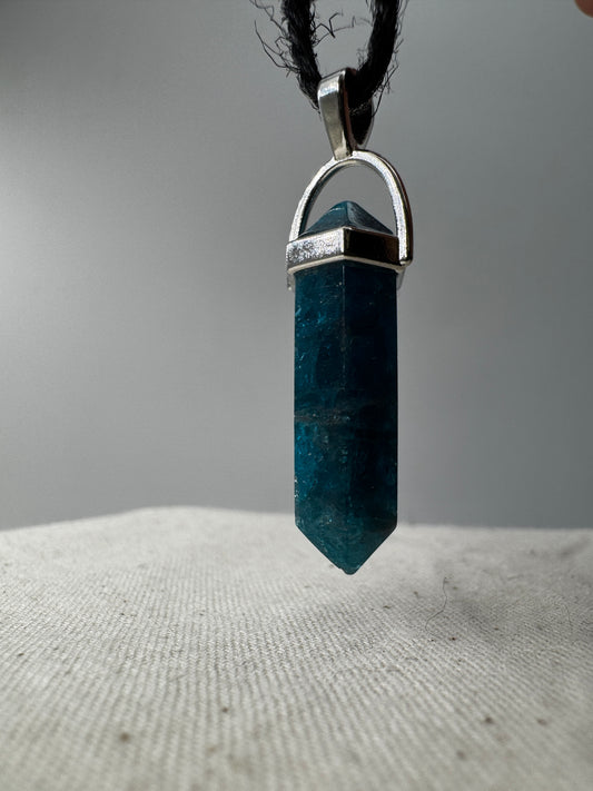 Apatit Anhänger TAP11, 4,6 cm, Doppelender aus natürlichem Apatit-Rohkristall mit charakteristischem Blaugrün.