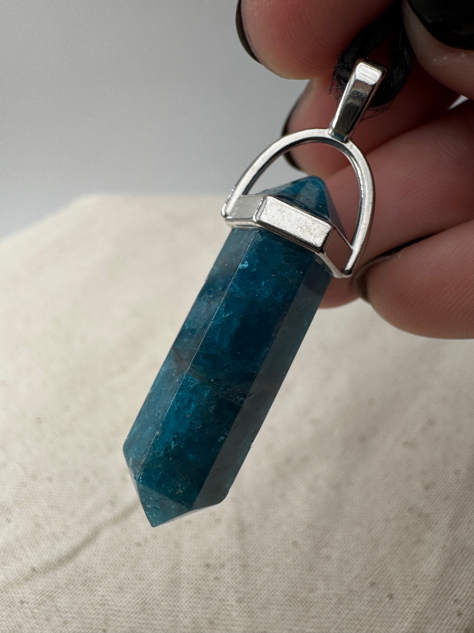 Apatit Anhänger TAP11, 4,6 cm, Doppelender aus natürlichem Apatit-Rohkristall mit charakteristischem Blaugrün.