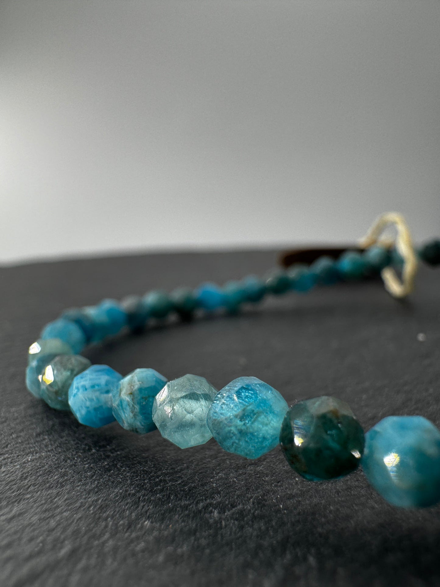 Apatit Armband AAB19, 4 mm facettiert, Umfang 19 cm – blau-grünes Calciumphosphat-Mineral mit brillantem Facettenschliff, Einzelstück.
