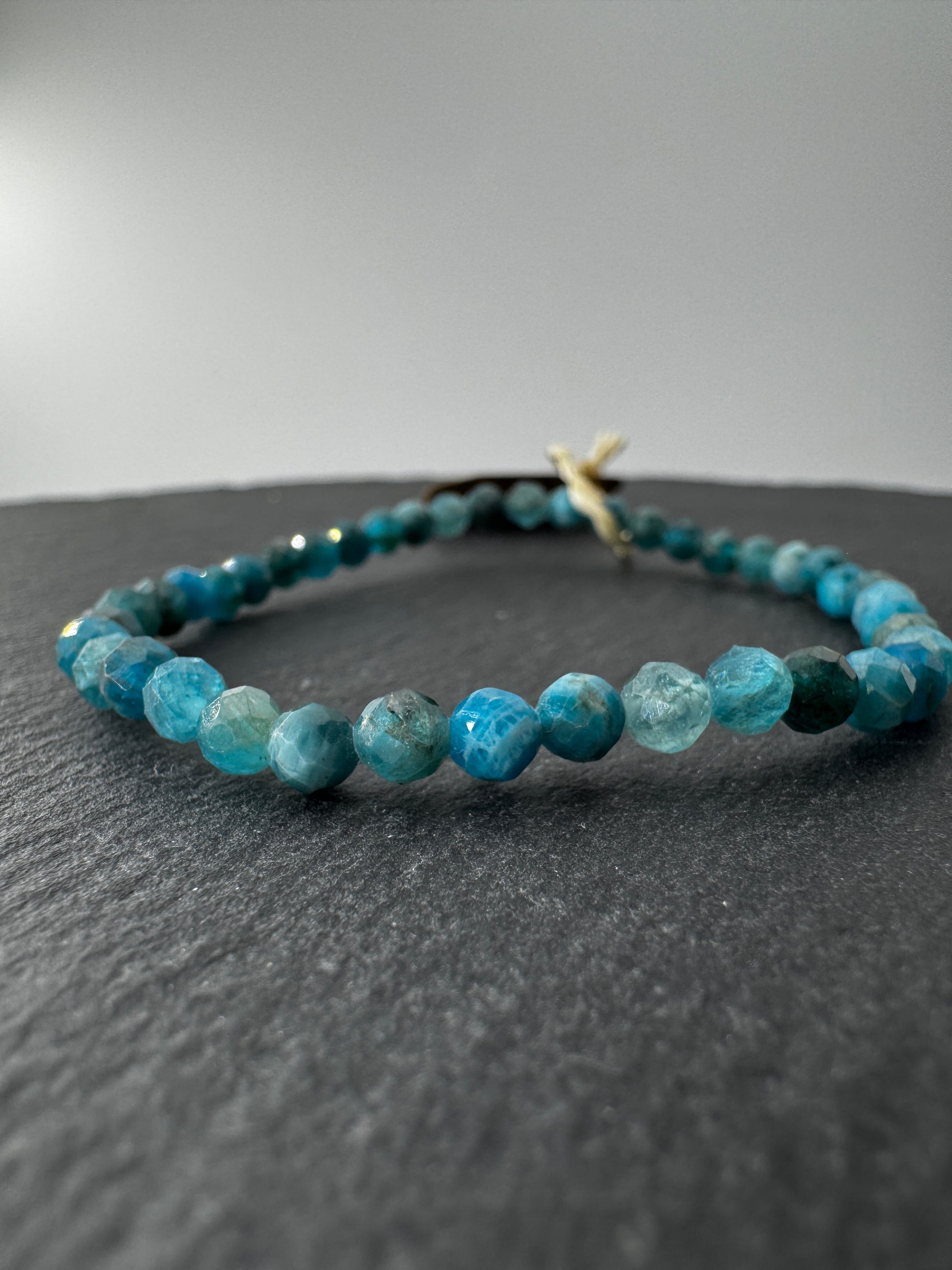 Apatit Armband AAB19, 4 mm facettiert, Umfang 19 cm – blau-grünes Calciumphosphat-Mineral mit brillantem Facettenschliff, Einzelstück.