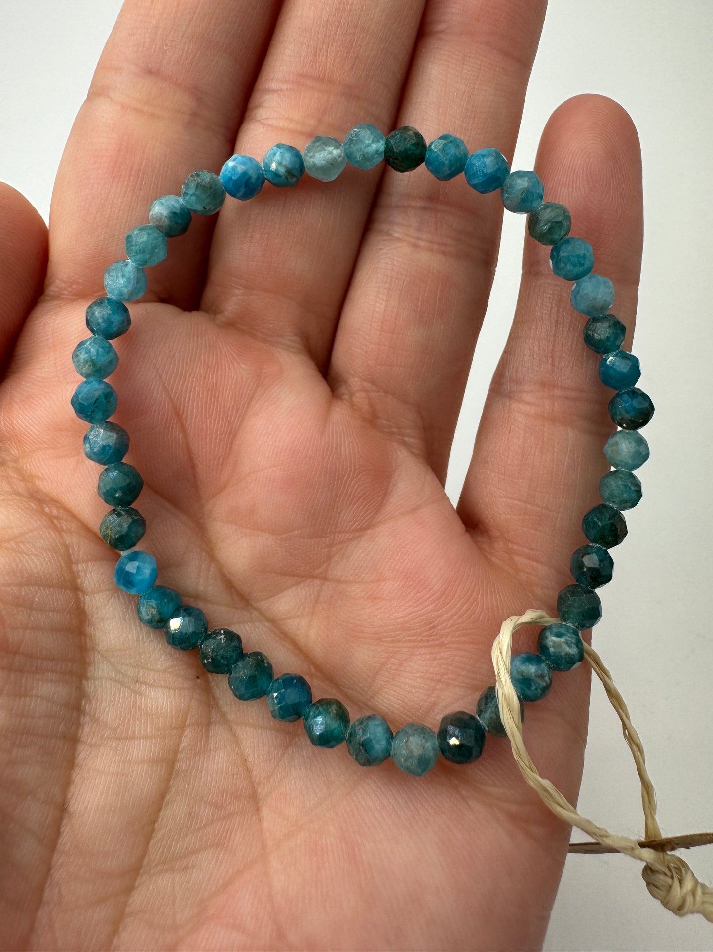Apatit Armband AAB19, 4 mm facettiert, Umfang 19 cm – blau-grünes Calciumphosphat-Mineral mit brillantem Facettenschliff, Einzelstück.