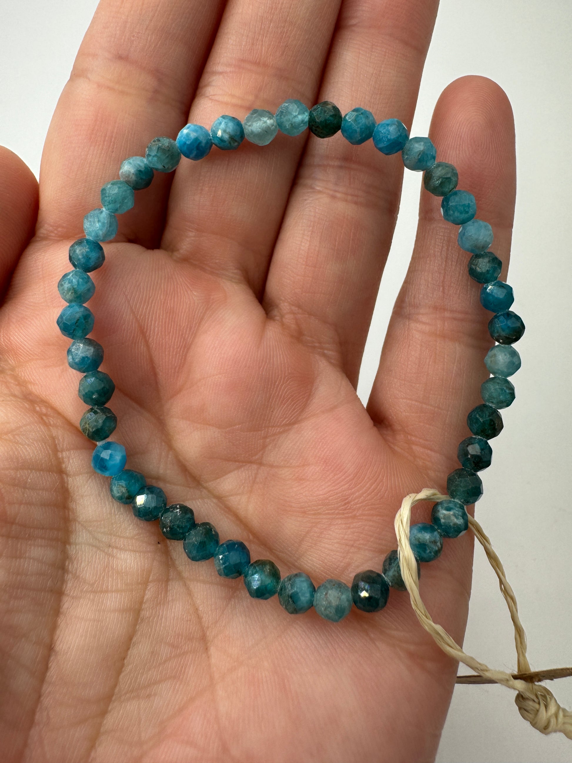 Apatit Armband AAB19, 4 mm facettiert, Umfang 19 cm – blau-grünes Calciumphosphat-Mineral mit brillantem Facettenschliff, Einzelstück.