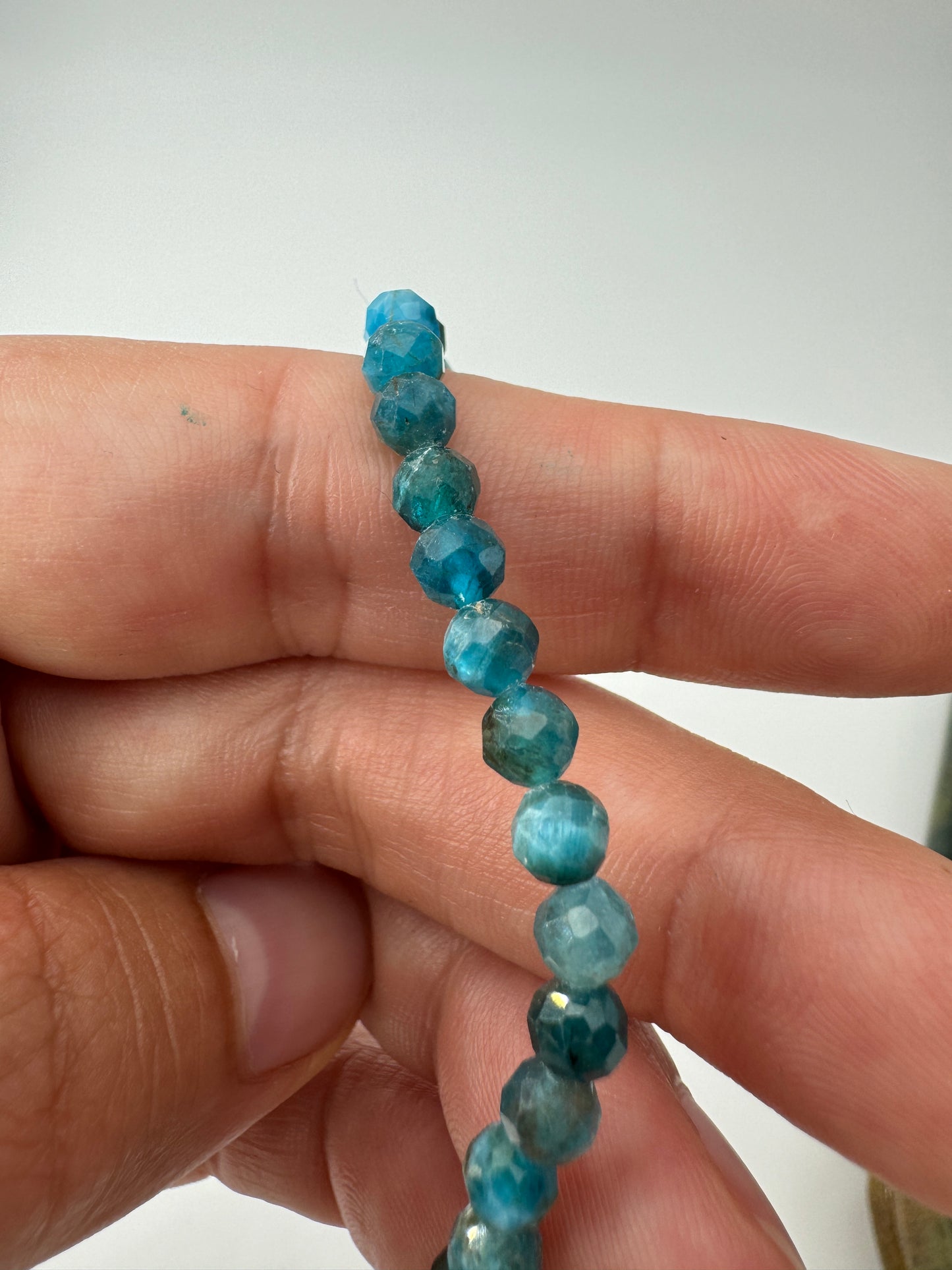 Apatit Armband AAB19, 4 mm facettiert, Umfang 19 cm – blau-grünes Calciumphosphat-Mineral mit brillantem Facettenschliff, Einzelstück.