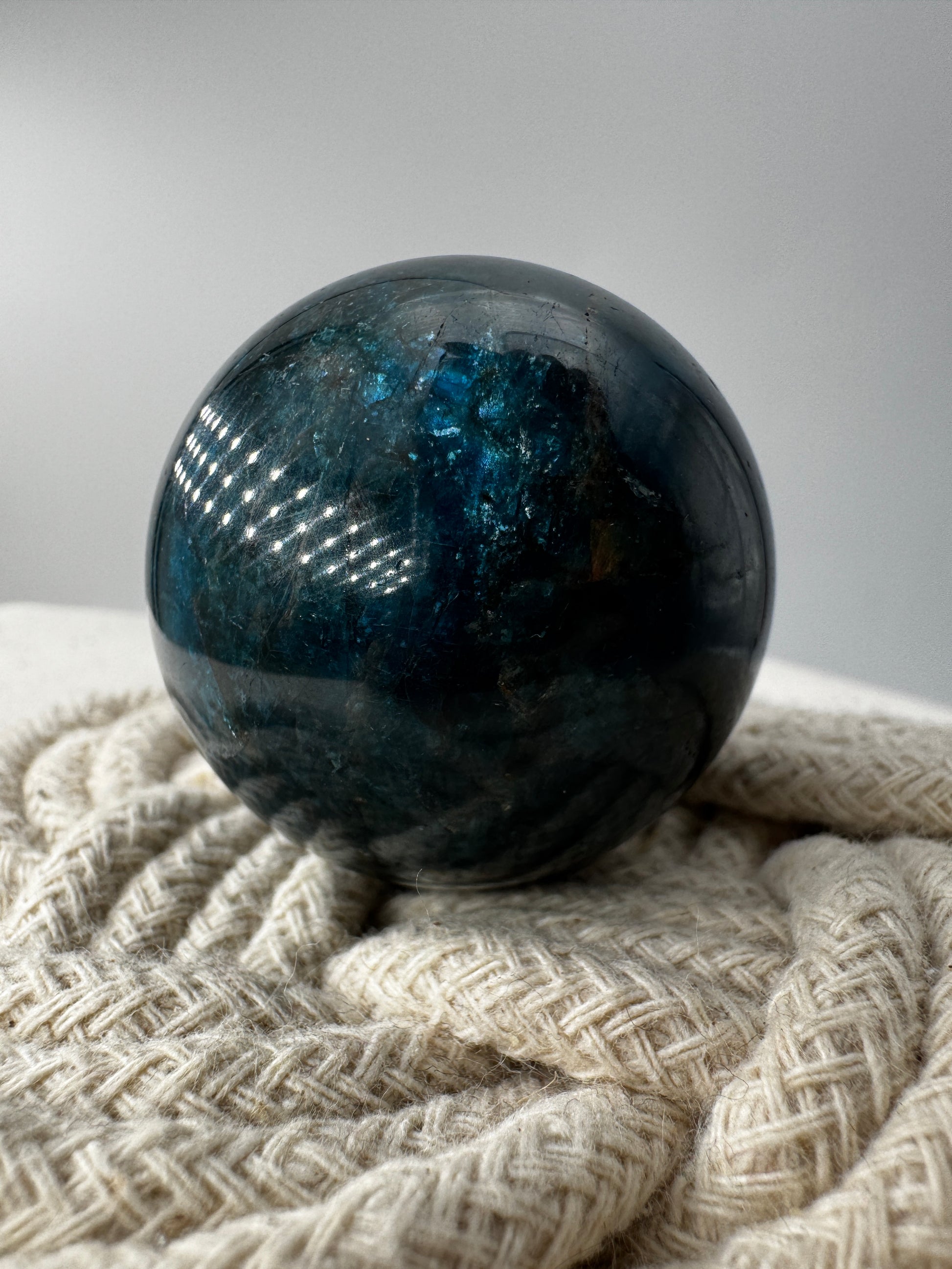 Apatit Kugel AK35, Ø 3,9 cm, polierte Sphäre aus Phosphatmineral mit sattem Blaugrün und natürlicher Textur.