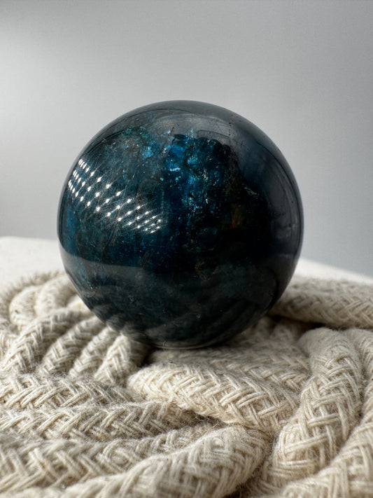 Apatit Kugel AK35, Ø 3,9 cm, polierte Sphäre aus Phosphatmineral mit sattem Blaugrün und natürlicher Textur.