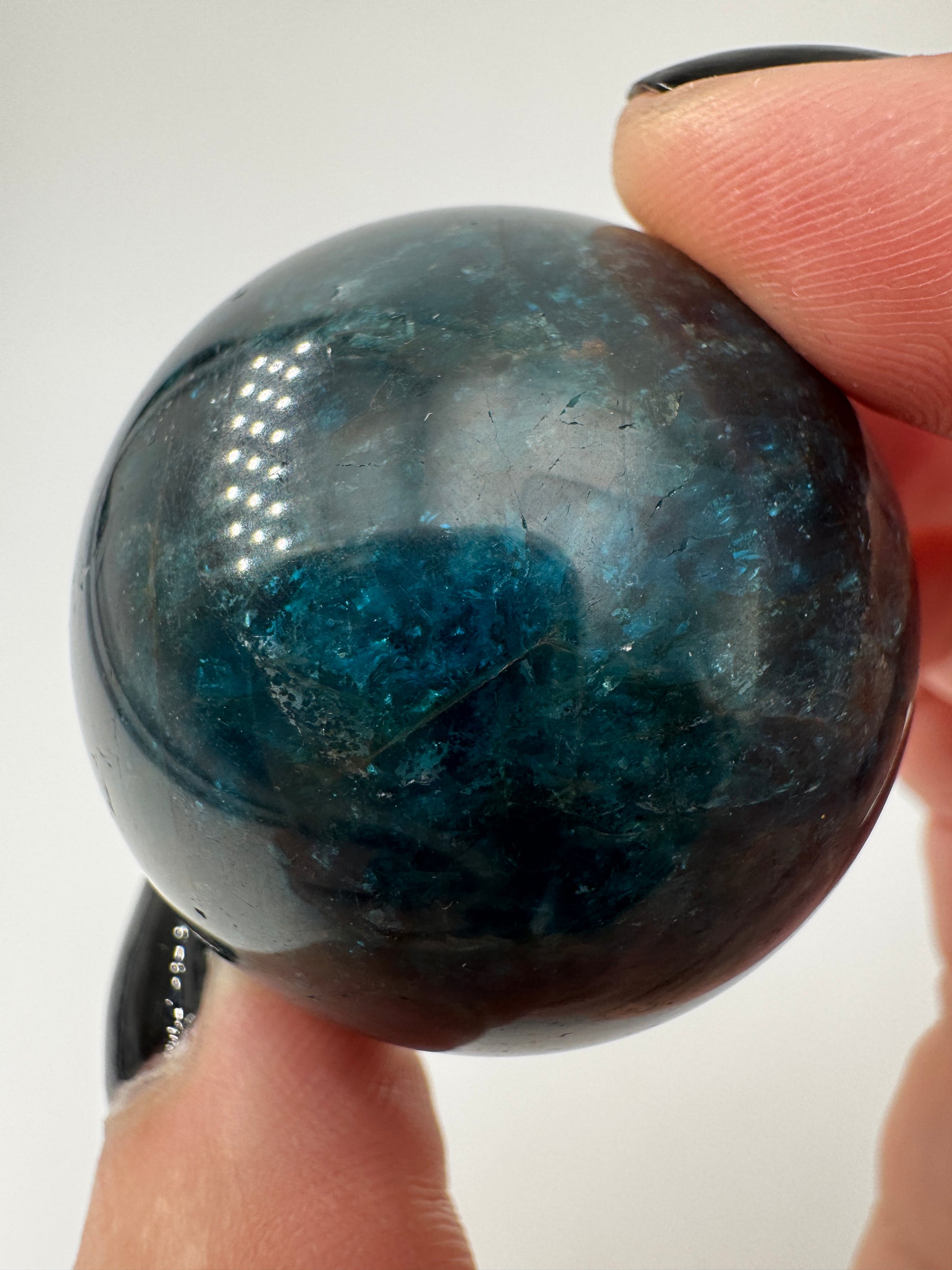 Apatit Kugel AK35, Ø 3,9 cm, polierte Sphäre aus Phosphatmineral mit sattem Blaugrün und natürlicher Textur.