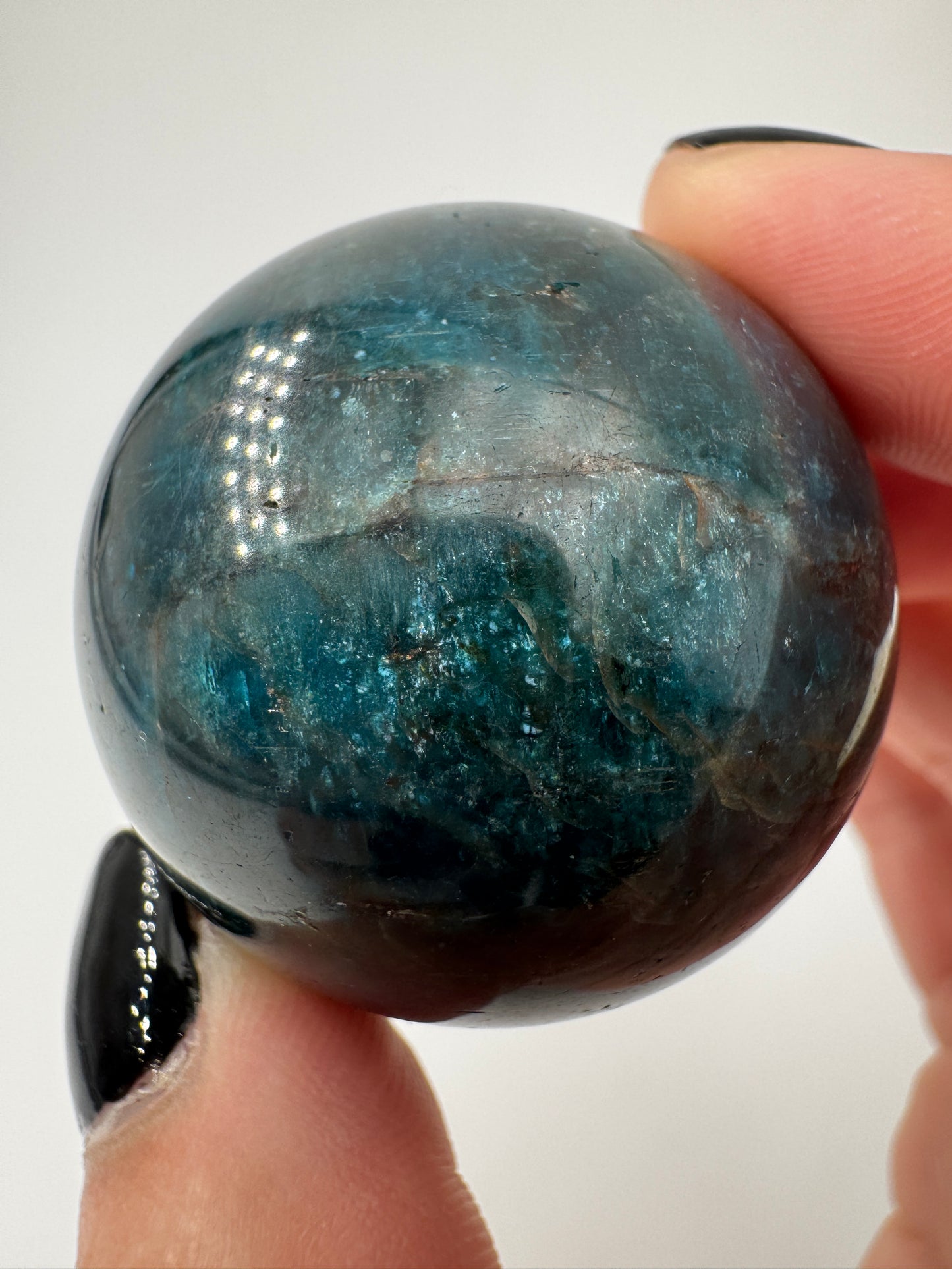 Apatit Kugel AK35, Ø 3,9 cm, polierte Sphäre aus Phosphatmineral mit sattem Blaugrün und natürlicher Textur.