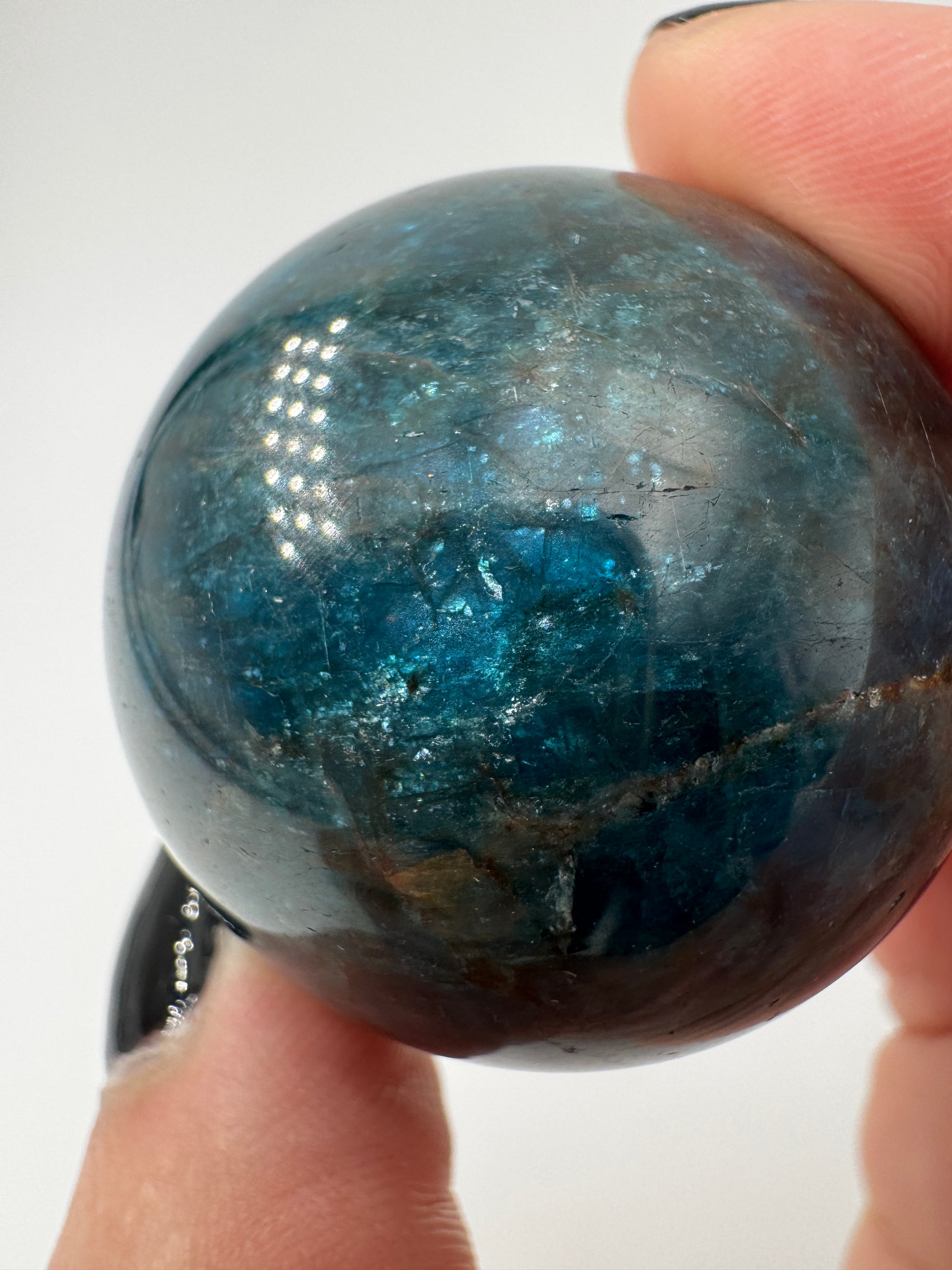 Apatit Kugel AK35, Ø 3,9 cm, polierte Sphäre aus Phosphatmineral mit sattem Blaugrün und natürlicher Textur.