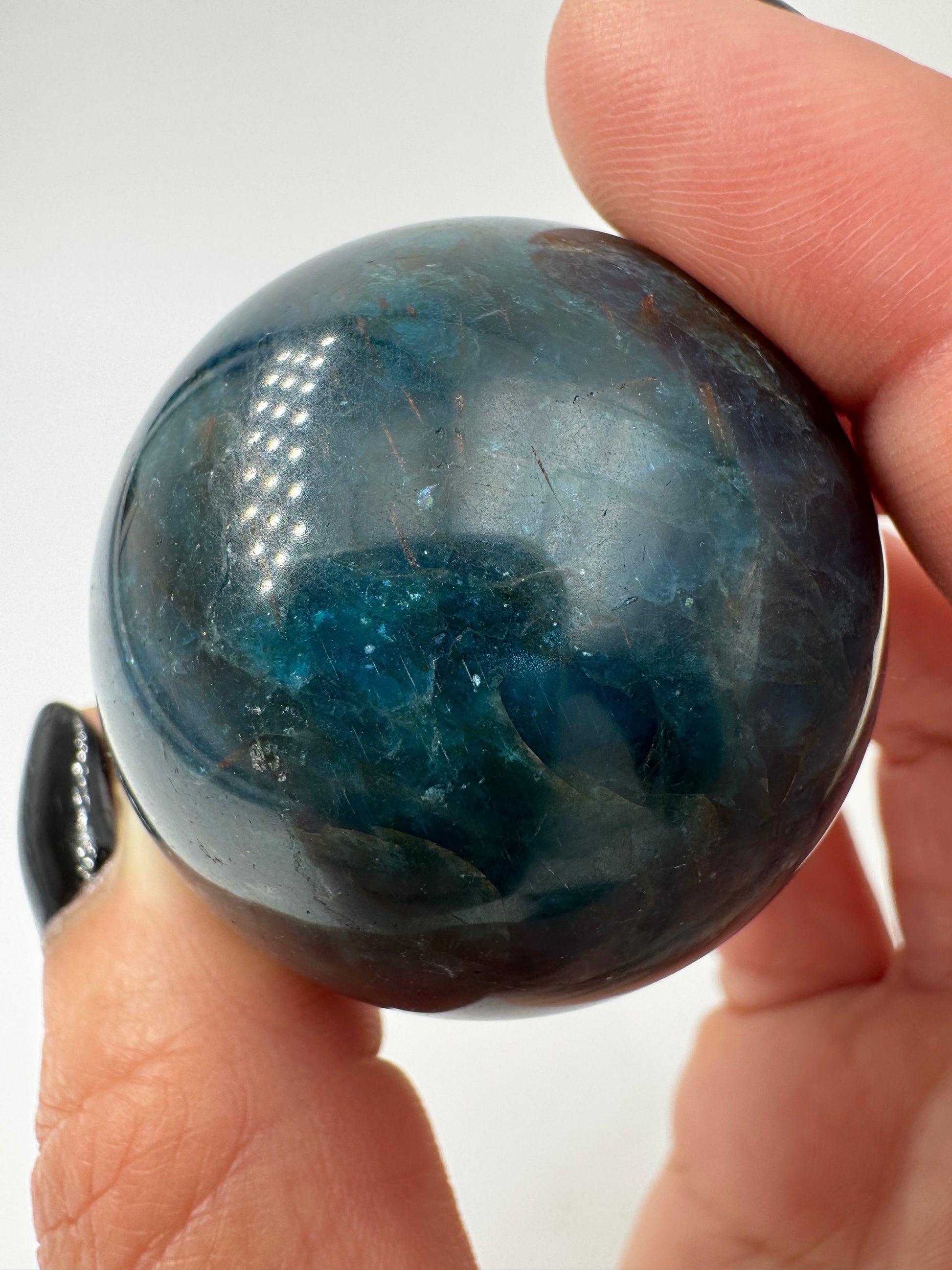 Apatit Kugel AK40, Ø 4,2 cm, polierte Sphäre aus Phosphatmineral mit charakteristischem Blaugrün, das zwischen Meerestürkis und Petrol changiert.