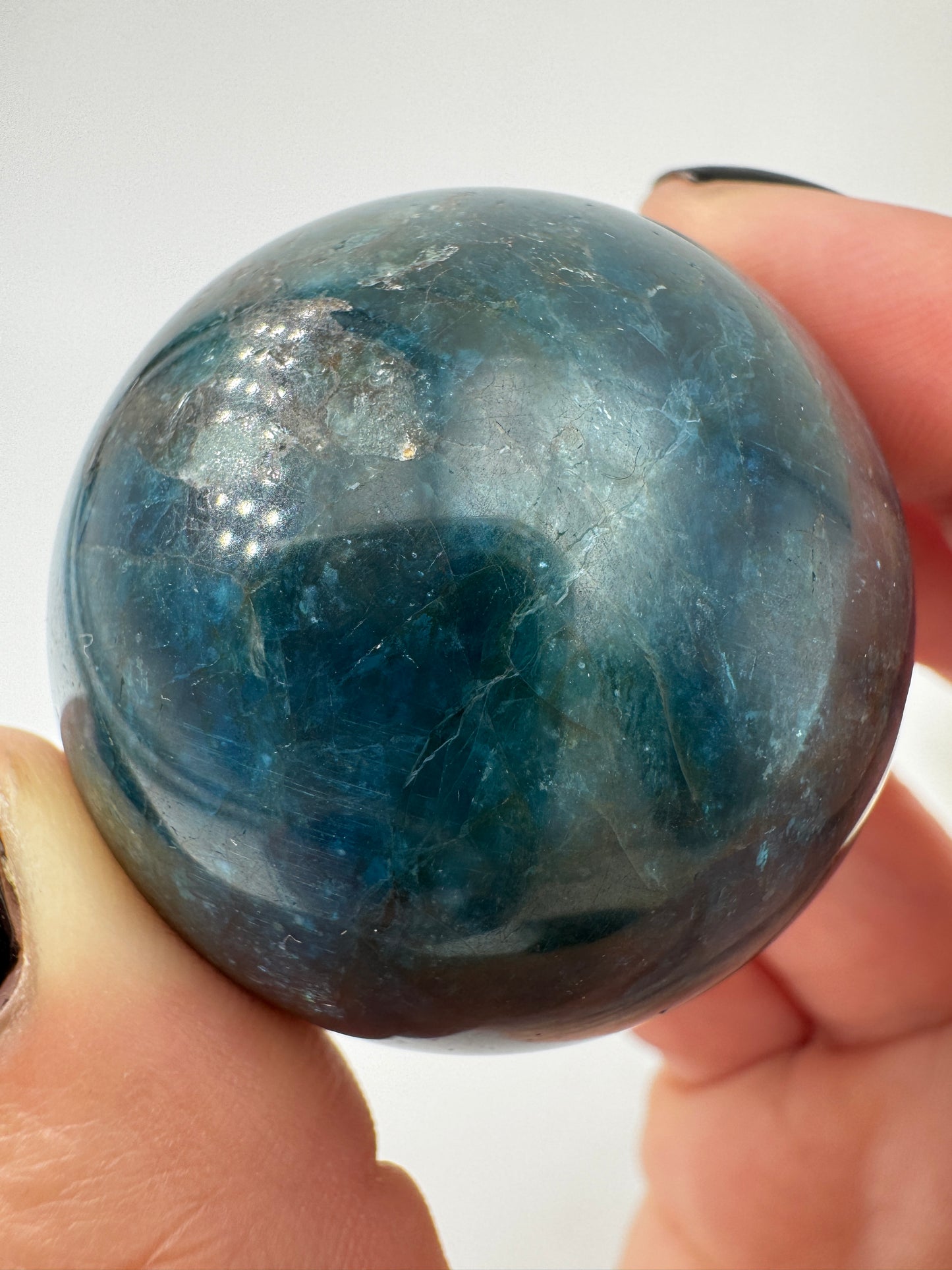 Apatit Kugel AK40, Ø 4,2 cm, polierte Sphäre aus Phosphatmineral mit charakteristischem Blaugrün, das zwischen Meerestürkis und Petrol changiert.
