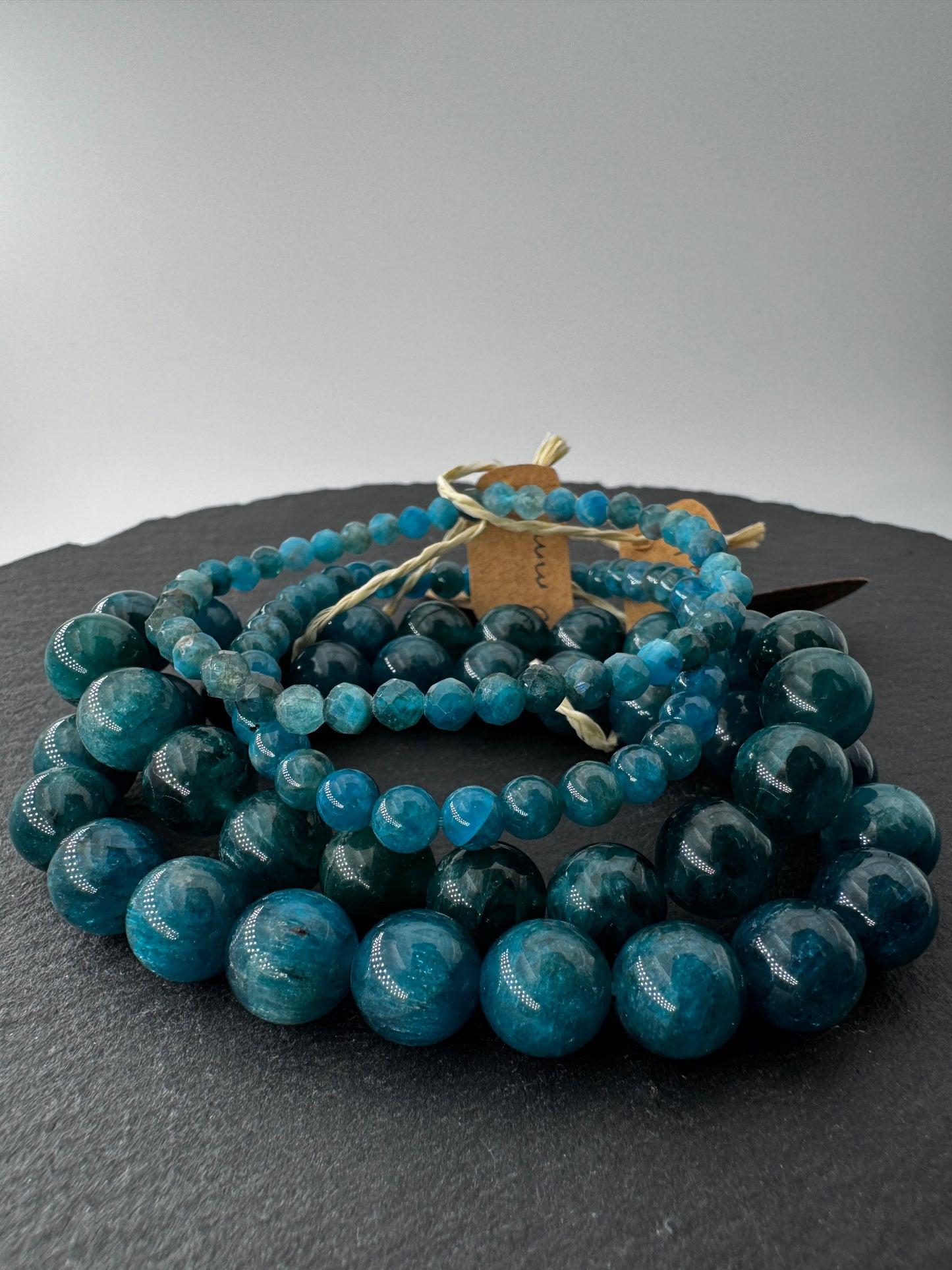 Apatit Kugelarmband, ca. 19 cm Umfang, in leuchtendem Blau