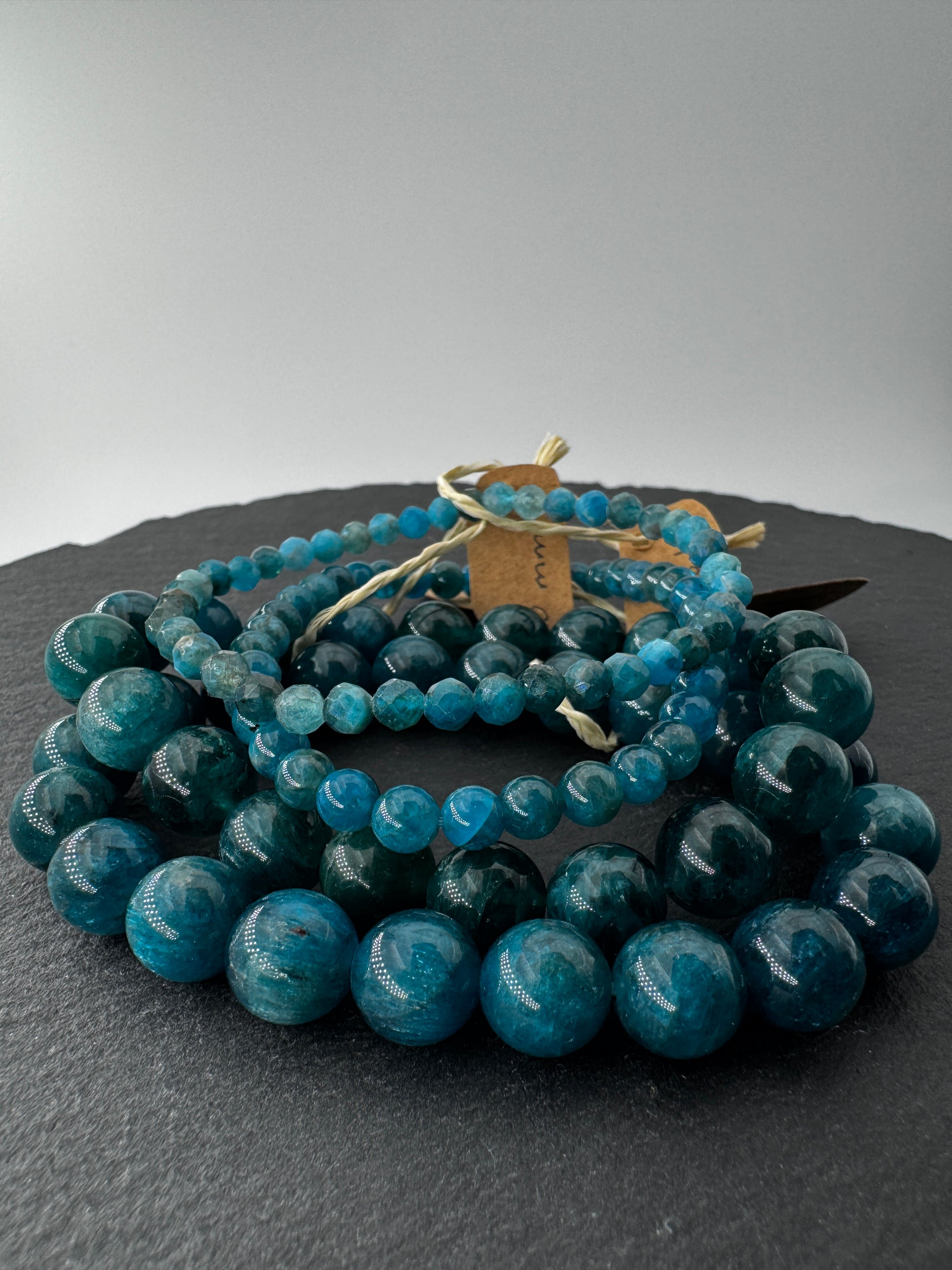 Apatit Kugelarmband, ca. 19 cm Umfang, in leuchtendem Blau