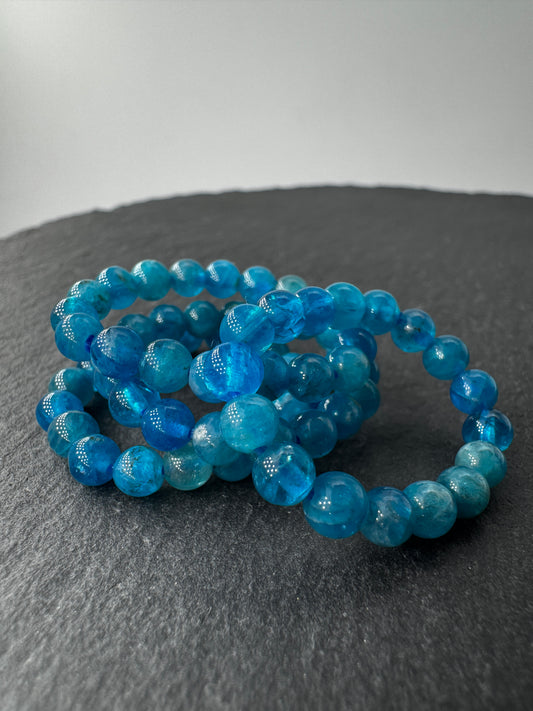 Elastischer Apatit Ring mit 4-mm-Perlen aus blauem Phosphatmineral, Durchmesser 6,5–7 cm.

