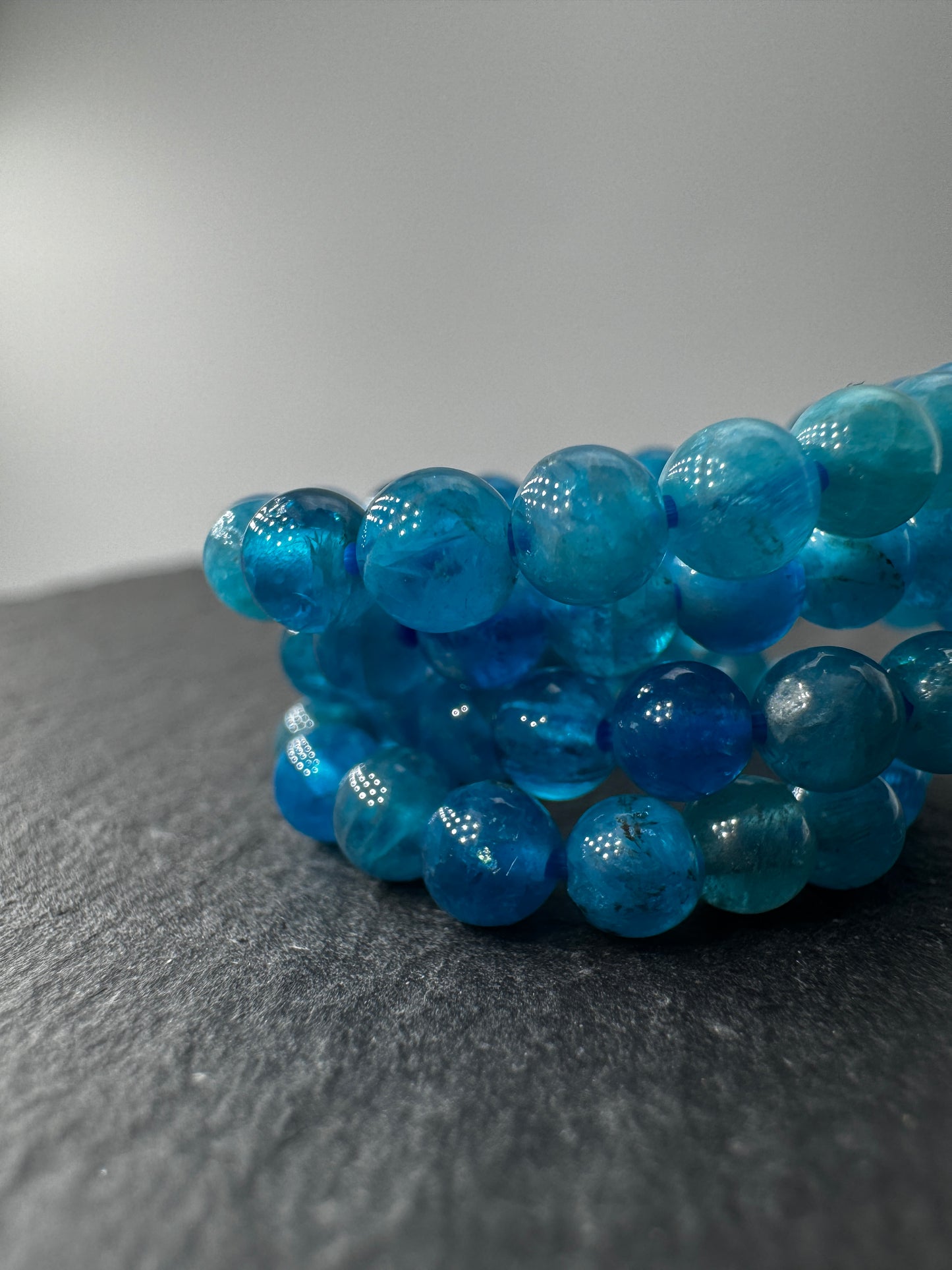 Elastischer Apatit Ring mit 4-mm-Perlen aus blauem Phosphatmineral, Durchmesser 6,5–7 cm.

