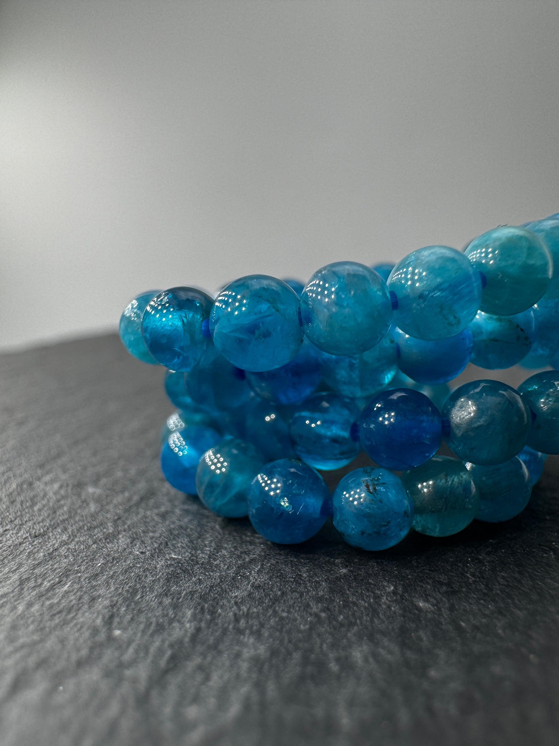 Elastischer Apatit Ring mit 4-mm-Perlen aus blauem Phosphatmineral, Durchmesser 6,5–7 cm.

