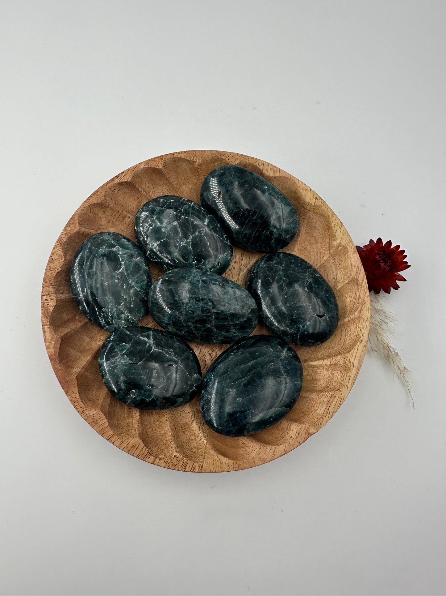 Apatit Seifenstein aus Madagaskar, hexagonales Kalziumphosphat-Mineral mit intensiver Blau-Grün-Färbung, ergonomisch geschliffen und poliert