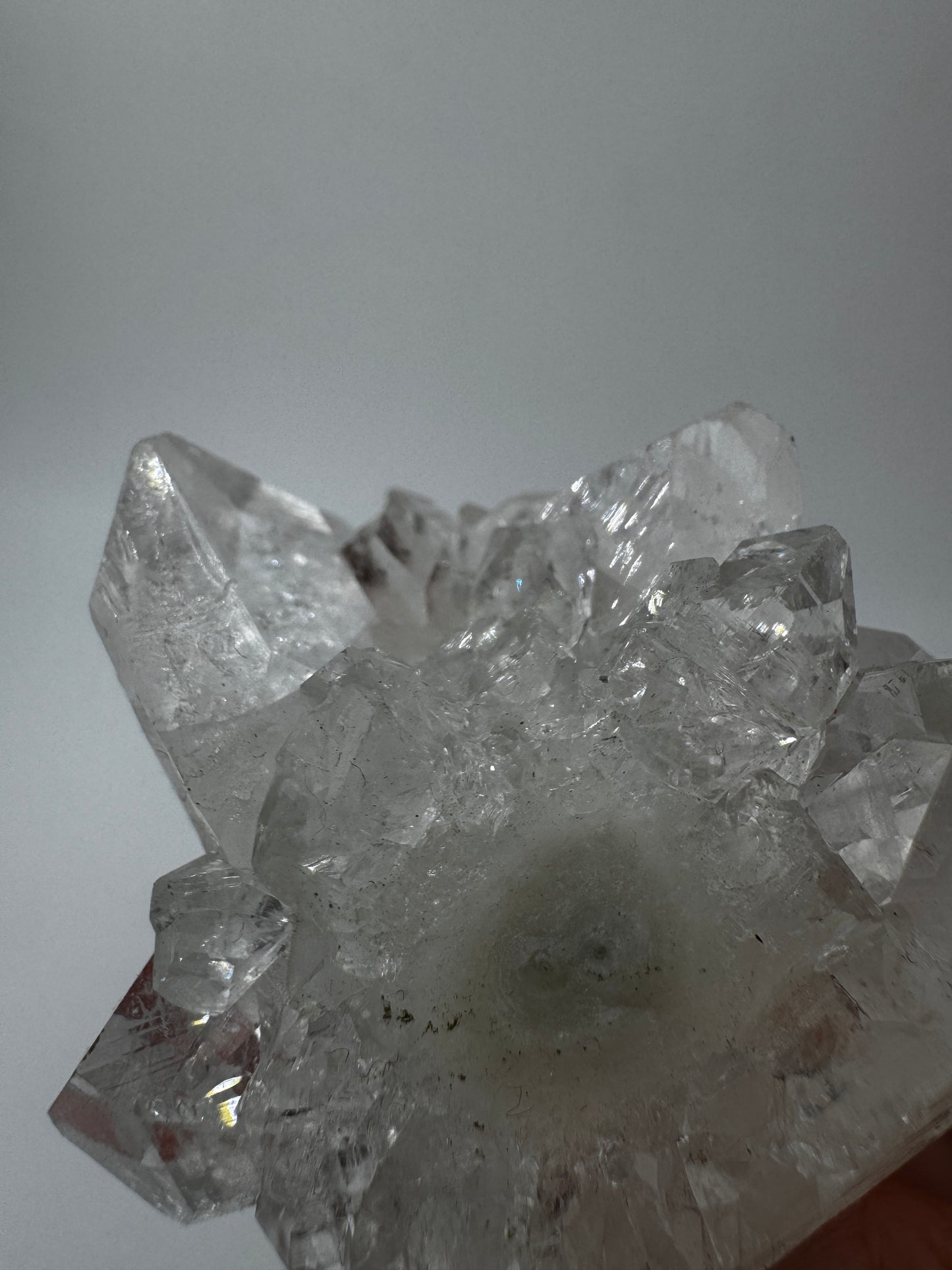 Apophyllit AR14 aus Indien mit glasklaren tetragonalen Prismen und Perlmuttglanz