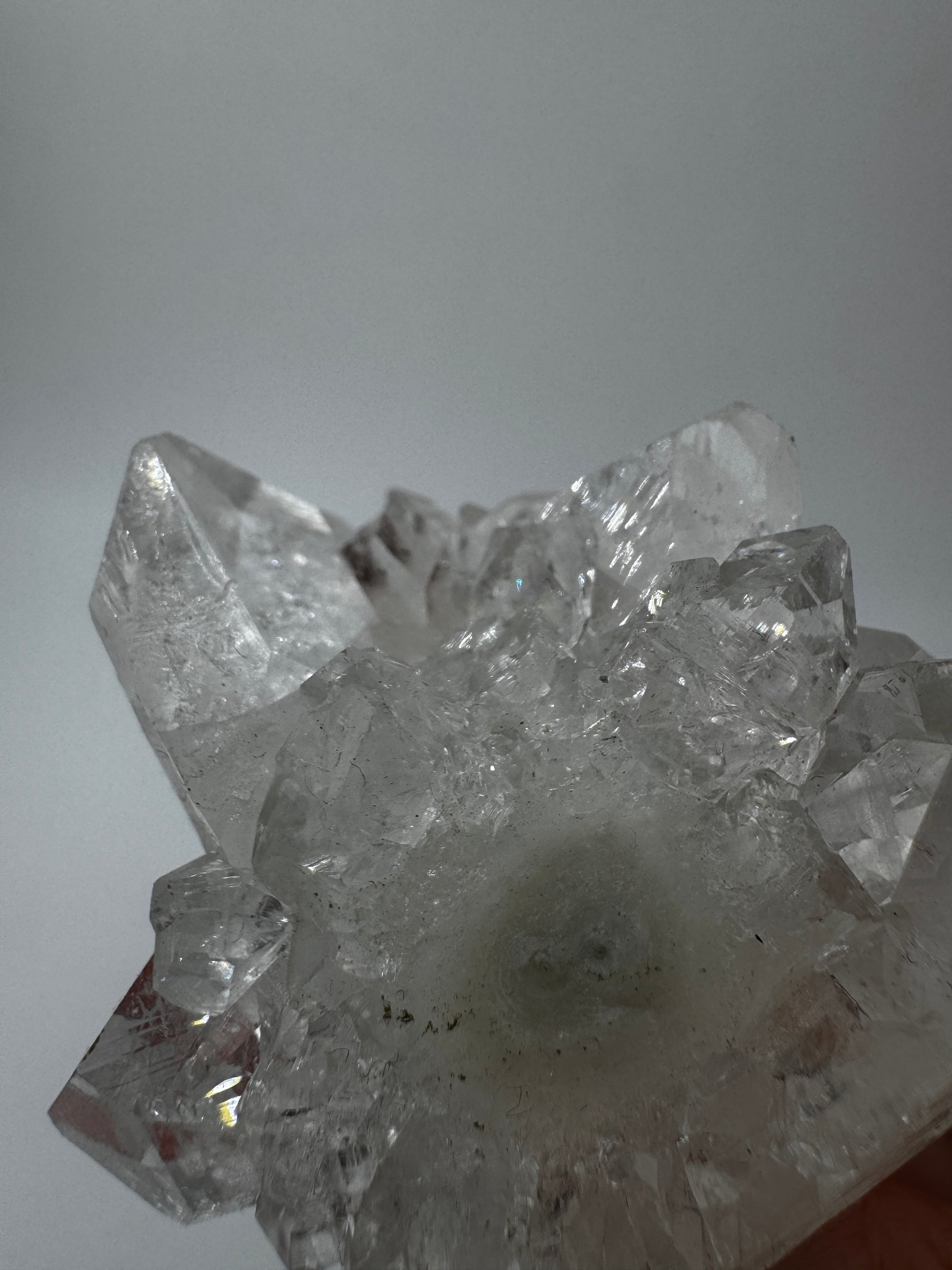 Apophyllit AR14 aus Indien mit glasklaren tetragonalen Prismen und Perlmuttglanz