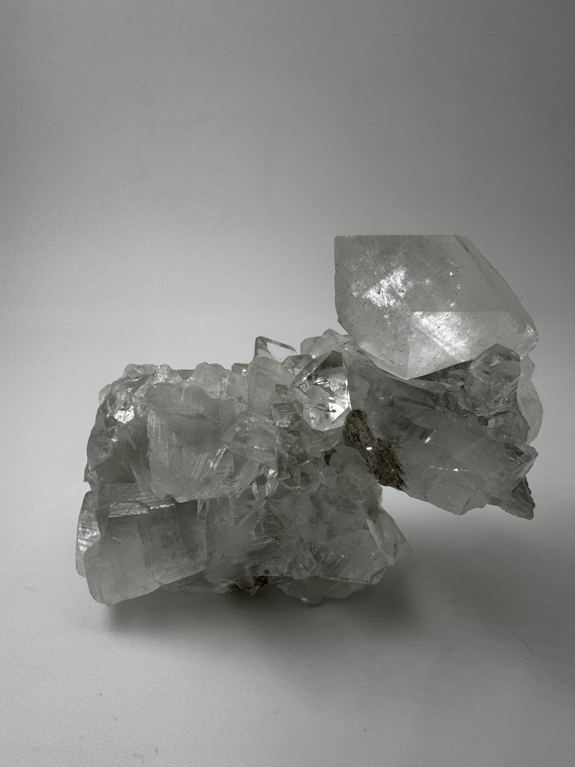 Apophyllit AR25 aus Indien, dichte Gruppe tetragonaler Prismen mit Perlmuttglanz.