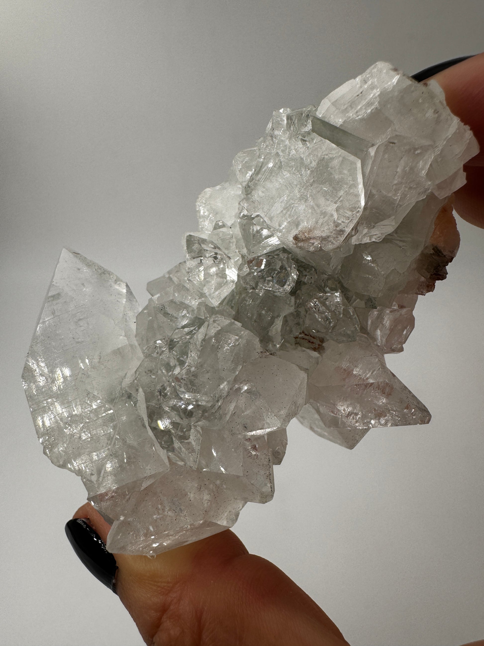 Apophyllit AR25 aus Indien, dichte Gruppe tetragonaler Prismen mit Perlmuttglanz.