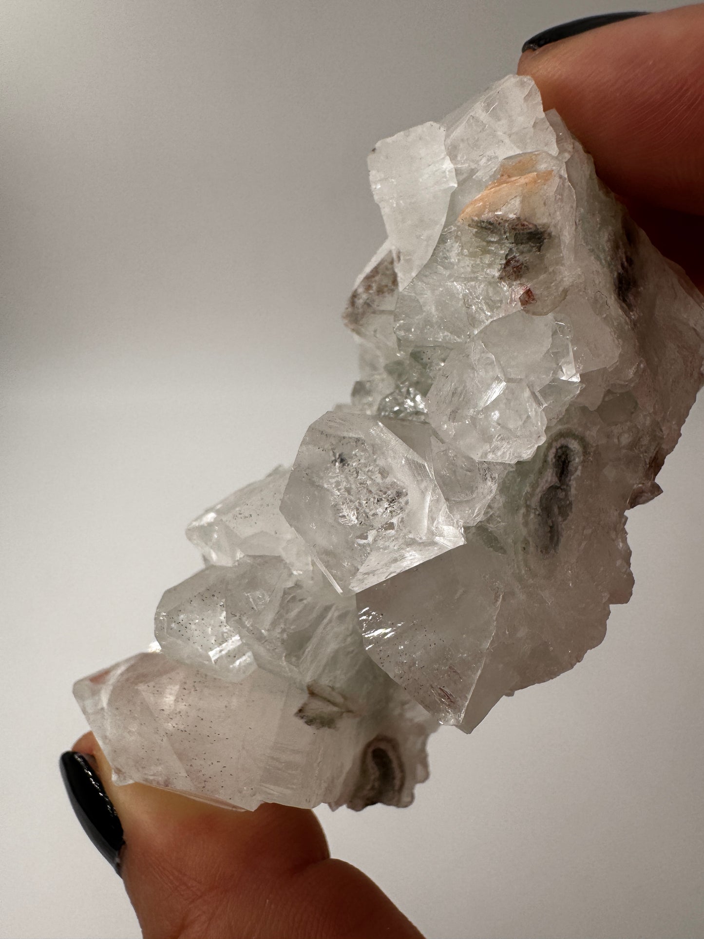 Apophyllit AR25 aus Indien, dichte Gruppe tetragonaler Prismen mit Perlmuttglanz.