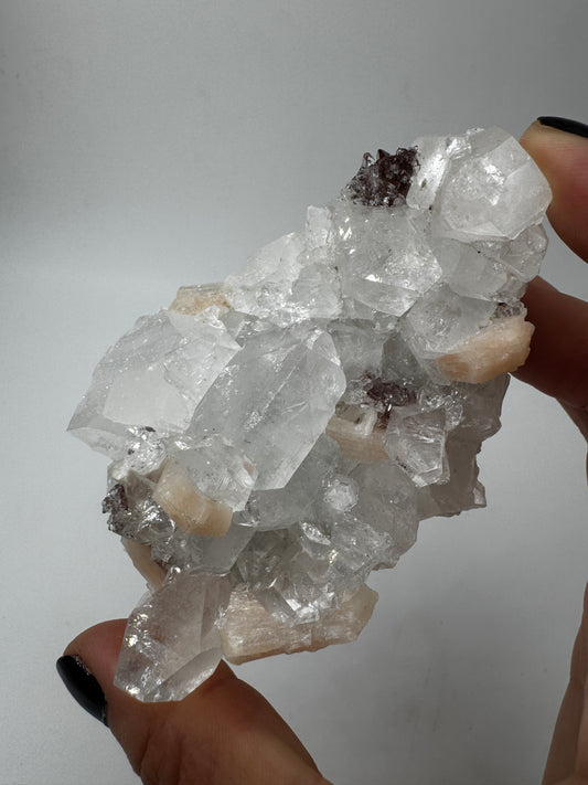 Apophyllit AR51 aus Indien mit glasklaren tetragonalen Prismen und Stilbit-Aufwuchs.