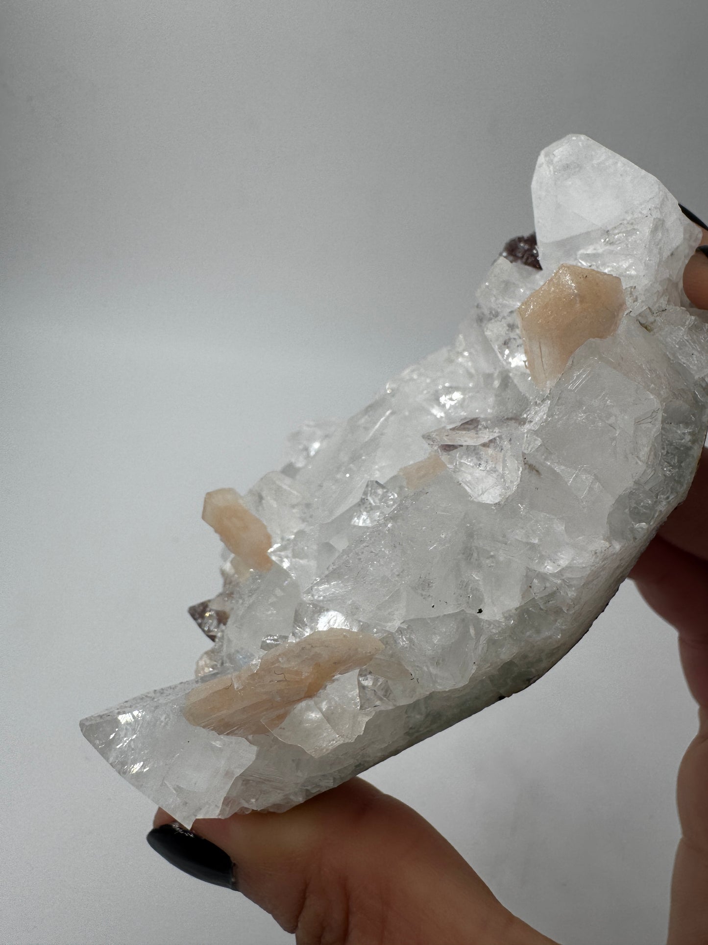 Apophyllit AR51 aus Indien mit glasklaren tetragonalen Prismen und Stilbit-Aufwuchs.