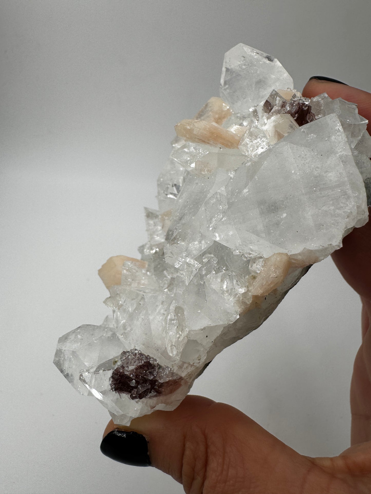 Apophyllit AR51 aus Indien mit glasklaren tetragonalen Prismen und Stilbit-Aufwuchs.
