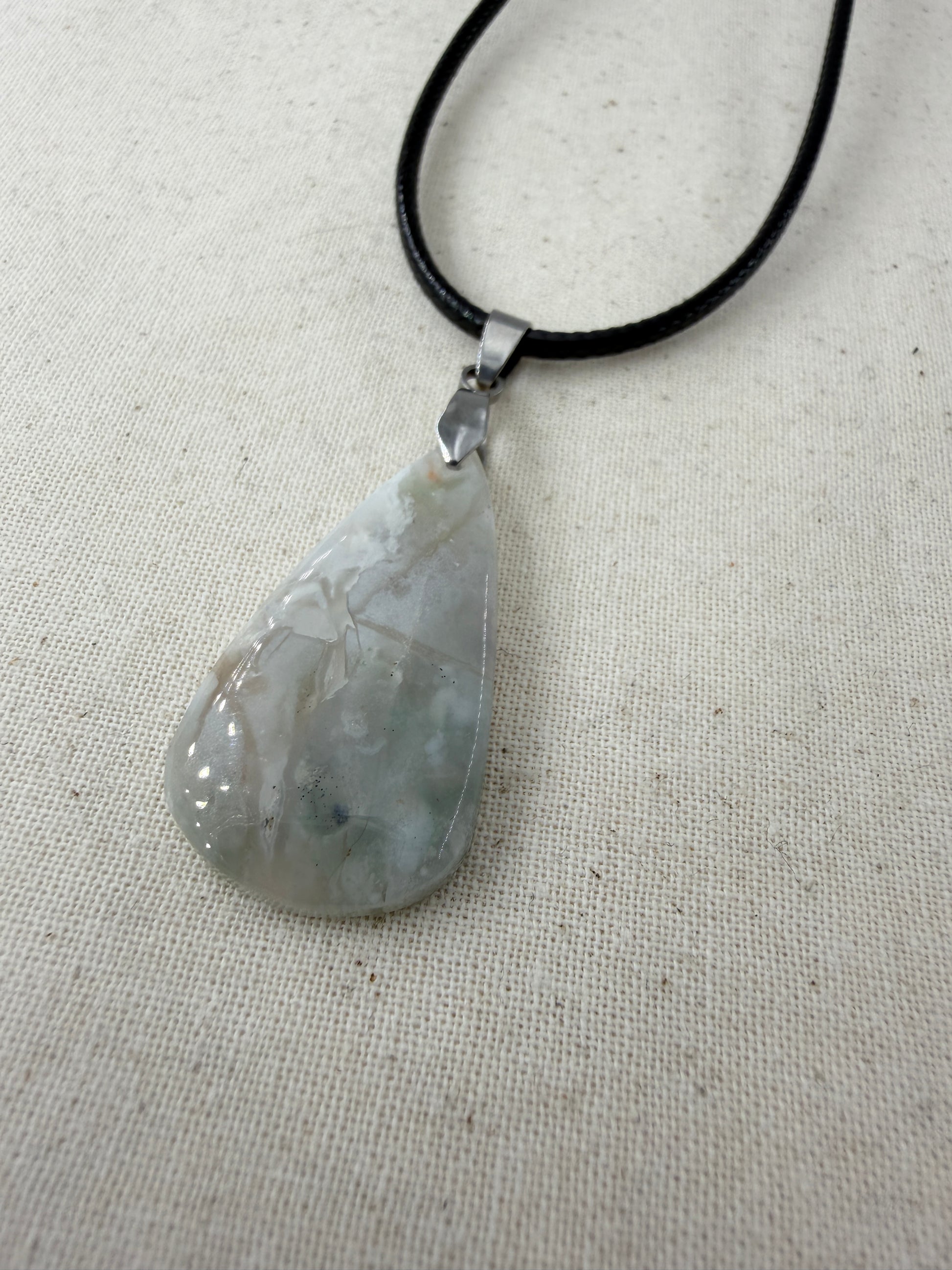 Aquaprase Cabochon-Anhänger AP13 mit Edelstahl-Clip – zartes Blaugrün, großzügige Form, ca. 3,6 × 1,9 cm