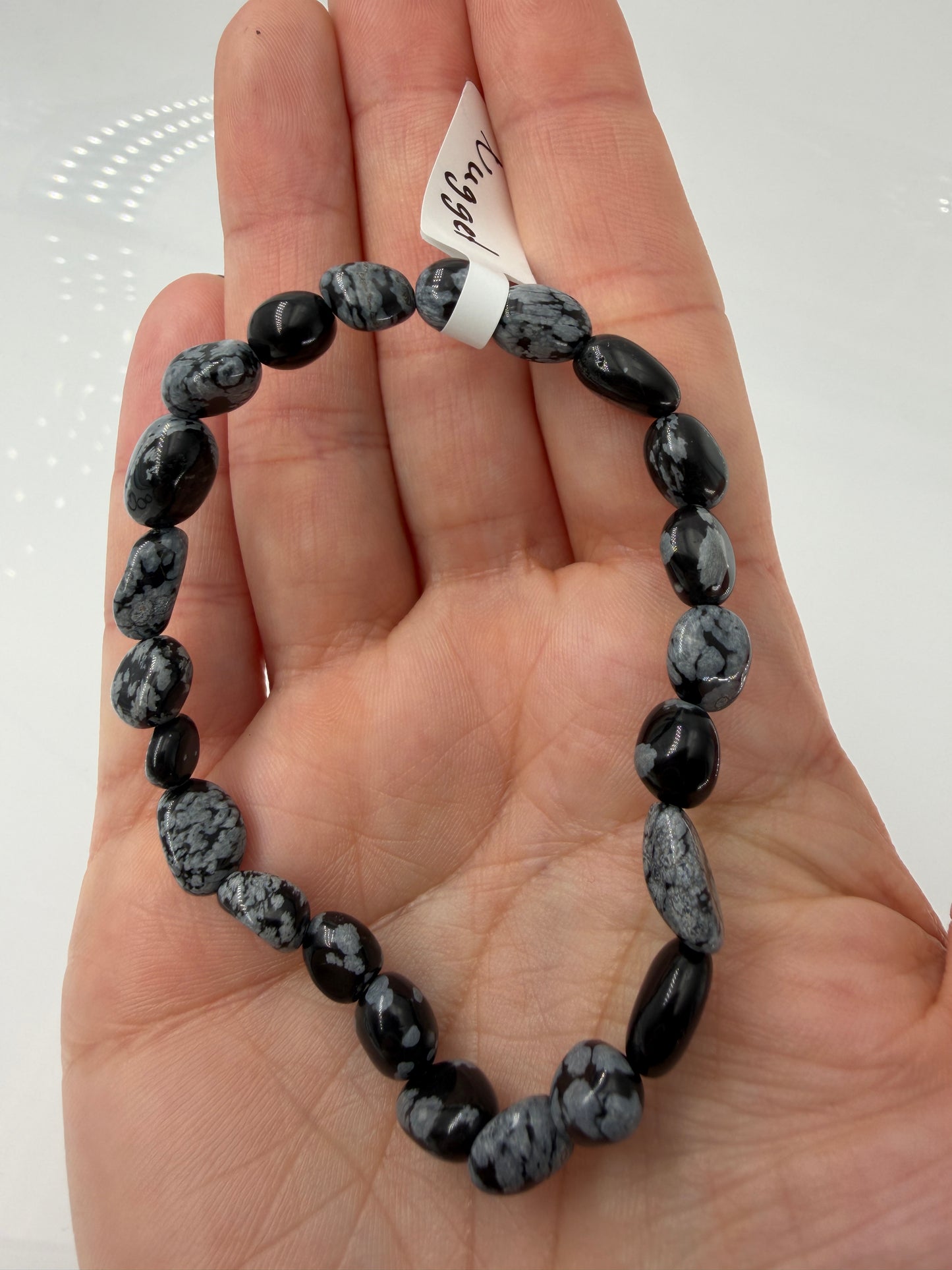 Nuggetarmband aus Schneeflocken-Obsidian mit markanten weißen Cristobalit-Einschlüssen auf schwarzem Grund.