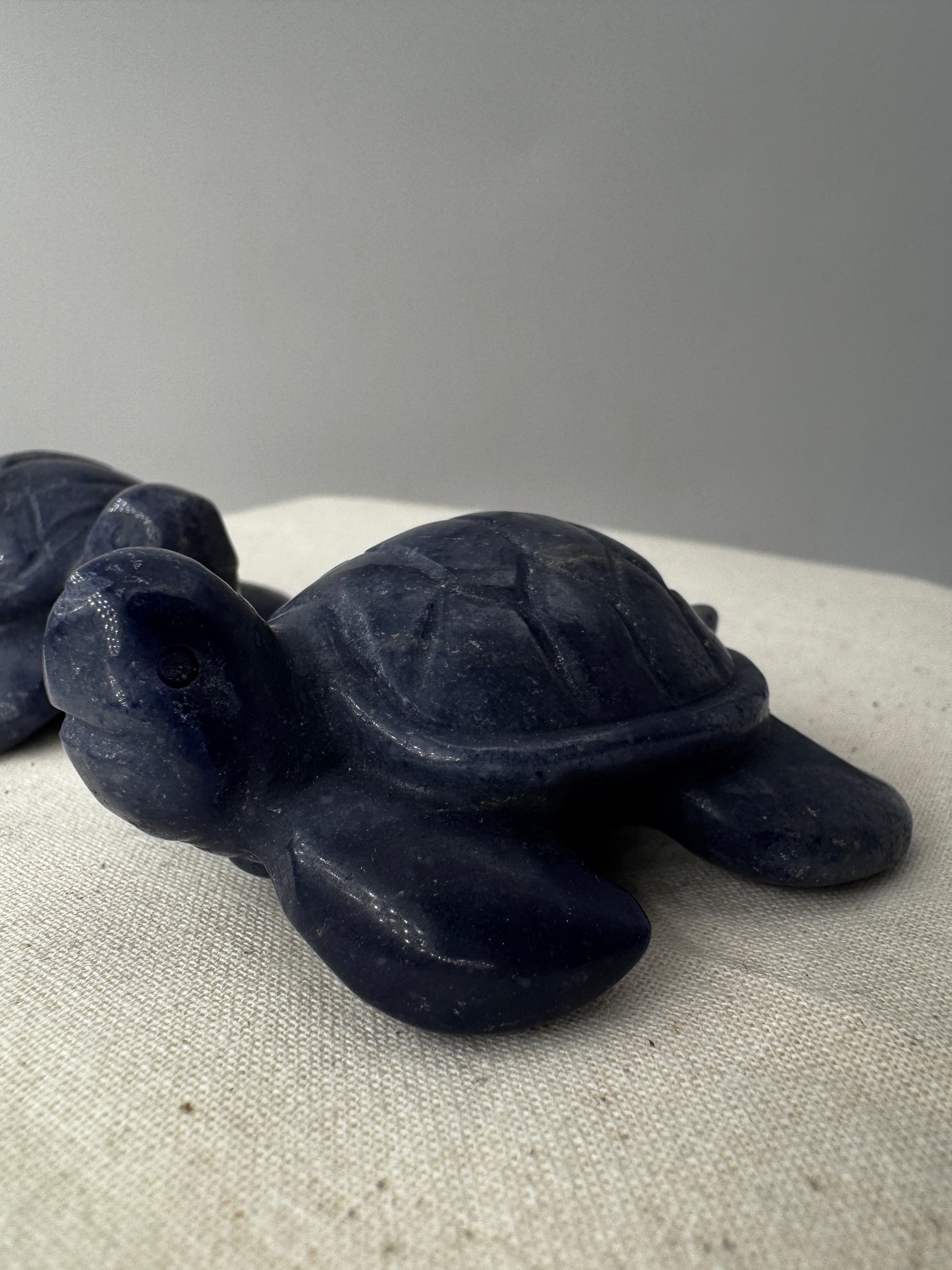 Handgeschliffene Schildkröte aus blauem Aventurin BB19.